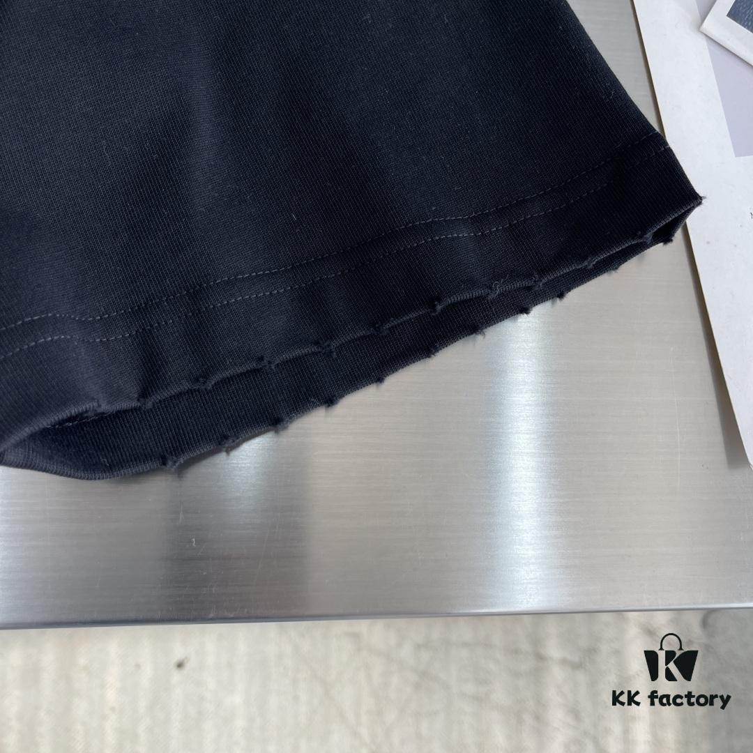 BALENCIAGA 25 Spring/Summer New Arrival Oversized Short-Sleeve T-Shirt, Made from Custom 340g High-Grammage Cotton Fabric with Heavy Distressed Rust-Effect Woven Print on Chest, Distressed Raw-Cut Cuffs and Hem for Fashion-Forward Edge