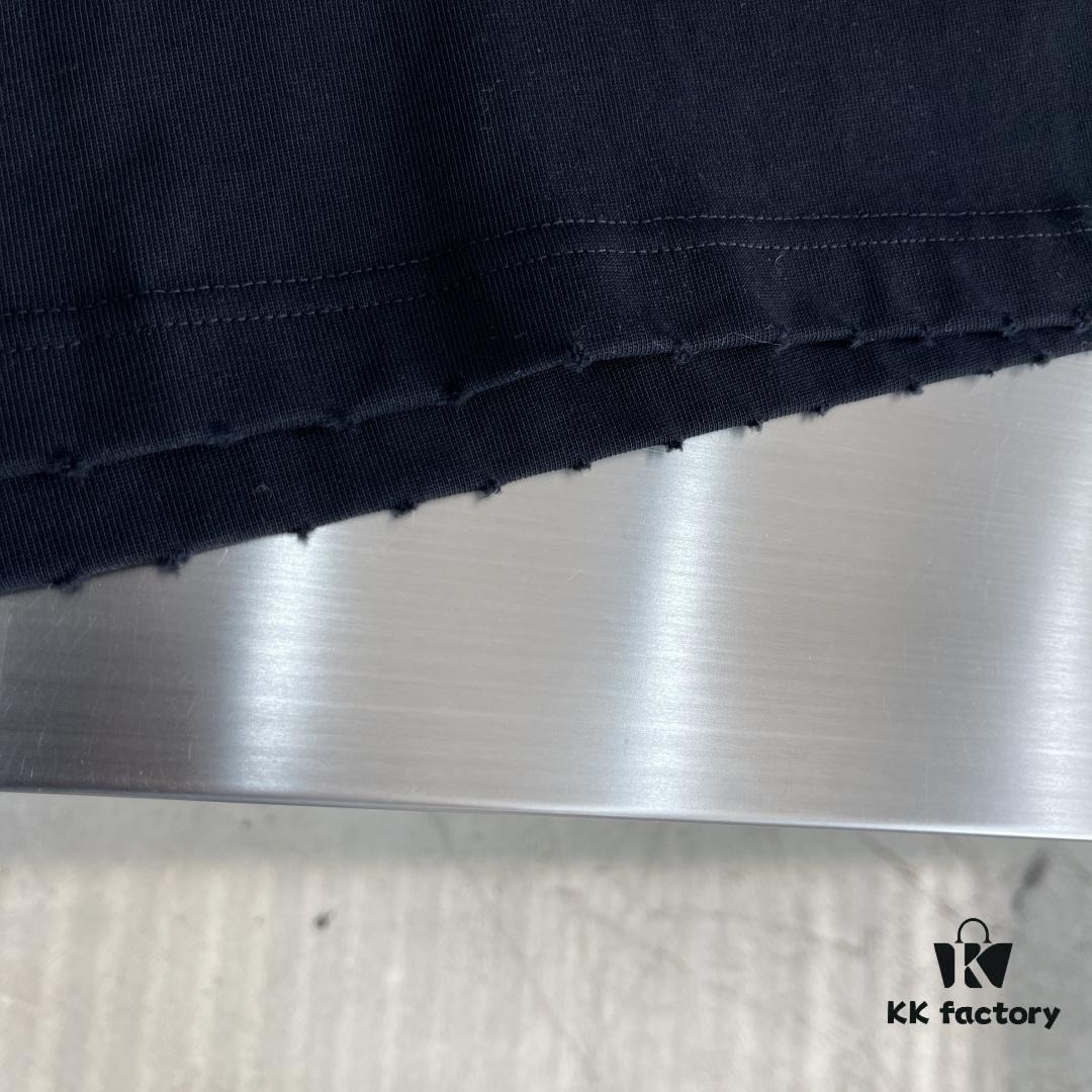 BALENCIAGA 25 Spring/Summer New Arrival Oversized Short-Sleeve T-Shirt, Made from Custom 340g High-Grammage Cotton Fabric with Heavy Distressed Rust-Effect Woven Print on Chest, Distressed Raw-Cut Cuffs and Hem for Fashion-Forward Edge