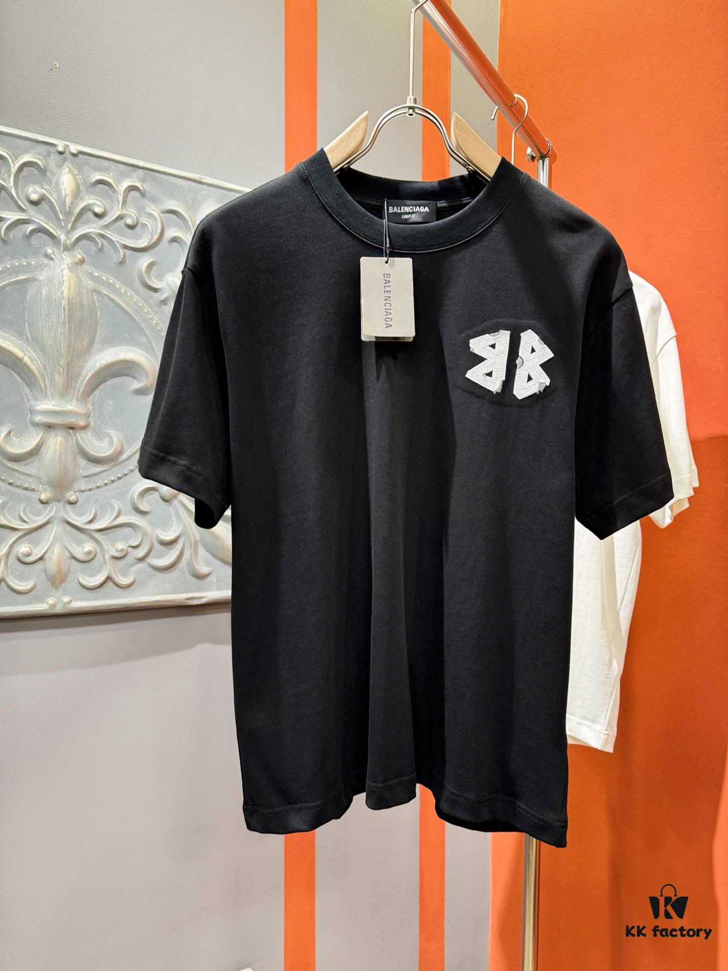 Balenciaga Spring/Summer 2025 New Arrival Short Sleeve T-Shirt! Runway-Inspired Fashion Casual Tee with Signature Logo Design! Premium 100% Cotton Fabric, Soft and Skin-Friendly Texture, Exceptional Comfort and Breathability. A Must-Have Piece That Exudes Style and Sophistication. Relaxed Fit with Slightly Dropped Shoulders and Round Neck, Gender-Neutral Unisex Cut for Couples – Redefining Contemporary Fashion Elegance. Distinct from Market Versions, Complete with Three Authentic Labels, Unisex Design. High-End Collection!