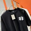 Balenciaga Spring/Summer 2025 New Arrival Short Sleeve T-Shirt! Runway-Inspired Fashion Casual Tee with Signature Logo Design! Premium 100% Cotton Fabric, Soft and Skin-Friendly Texture, Exceptional Comfort and Breathability. A Must-Have Piece That Exudes Style and Sophistication. Relaxed Fit with Slightly Dropped Shoulders and Round Neck, Gender-Neutral Unisex Cut for Couples – Redefining Contemporary Fashion Elegance. Distinct from Market Versions, Complete with Three Authentic Labels, Unisex Design. High-End Collection!