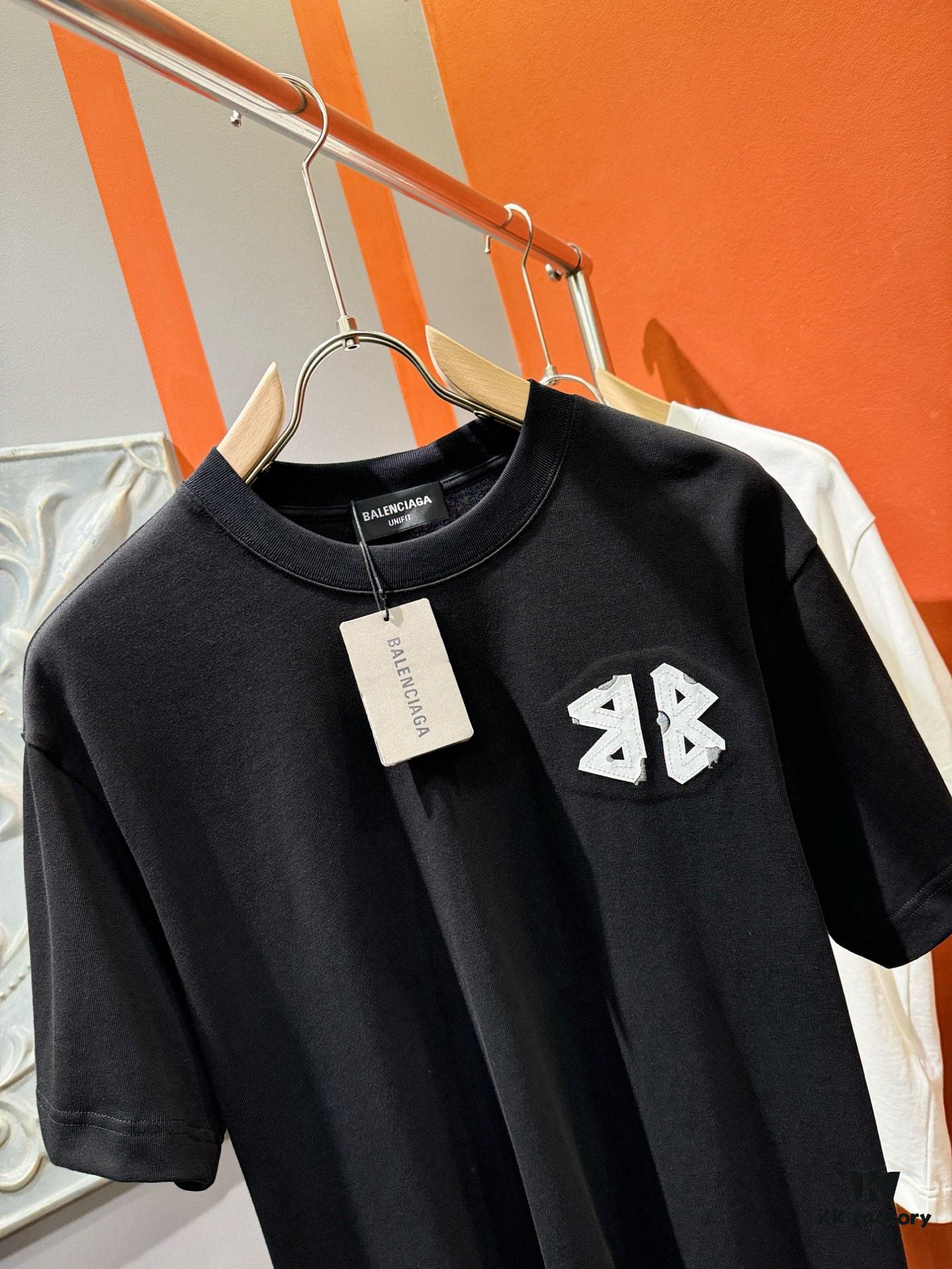 Balenciaga Spring/Summer 2025 New Arrival Short Sleeve T-Shirt! Runway-Inspired Fashion Casual Tee with Signature Logo Design! Premium 100% Cotton Fabric, Soft and Skin-Friendly Texture, Exceptional Comfort and Breathability. A Must-Have Piece That Exudes Style and Sophistication. Relaxed Fit with Slightly Dropped Shoulders and Round Neck, Gender-Neutral Unisex Cut for Couples – Redefining Contemporary Fashion Elegance. Distinct from Market Versions, Complete with Three Authentic Labels, Unisex Design. High-End Collection!