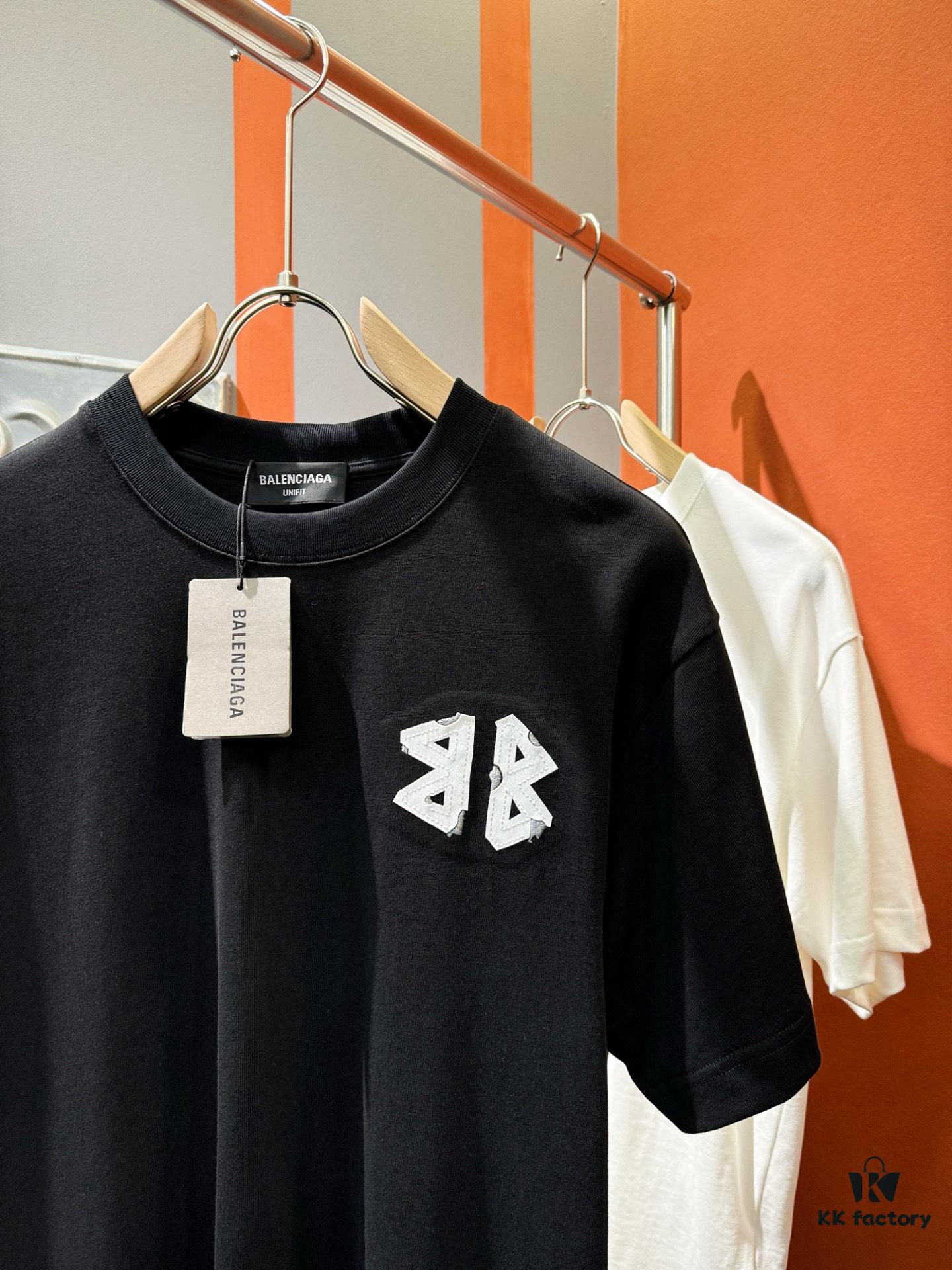 Balenciaga Spring/Summer 2025 New Arrival Short Sleeve T-Shirt! Runway-Inspired Fashion Casual Tee with Signature Logo Design! Premium 100% Cotton Fabric, Soft and Skin-Friendly Texture, Exceptional Comfort and Breathability. A Must-Have Piece That Exudes Style and Sophistication. Relaxed Fit with Slightly Dropped Shoulders and Round Neck, Gender-Neutral Unisex Cut for Couples – Redefining Contemporary Fashion Elegance. Distinct from Market Versions, Complete with Three Authentic Labels, Unisex Design. High-End Collection!