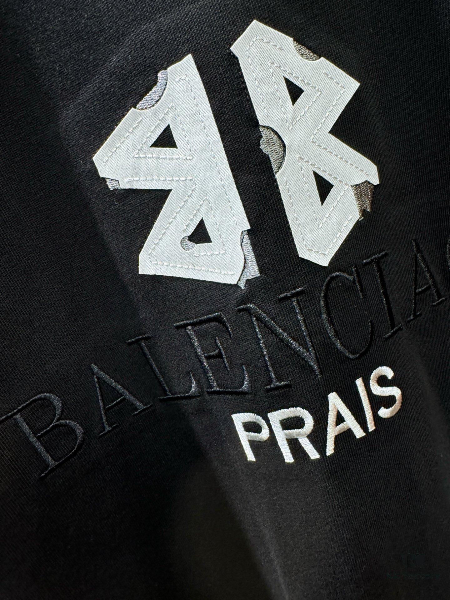 Balenciaga Spring/Summer 2025 New Arrival Short Sleeve T-Shirt! Runway-Inspired Fashion Casual Tee with Signature Logo Design! Premium 100% Cotton Fabric, Soft and Skin-Friendly Texture, Exceptional Comfort and Breathability. A Must-Have Piece That Exudes Style and Sophistication. Relaxed Fit with Slightly Dropped Shoulders and Round Neck, Gender-Neutral Unisex Cut for Couples – Redefining Contemporary Fashion Elegance. Distinct from Market Versions, Complete with Three Authentic Labels, Unisex Design. High-End Collection!