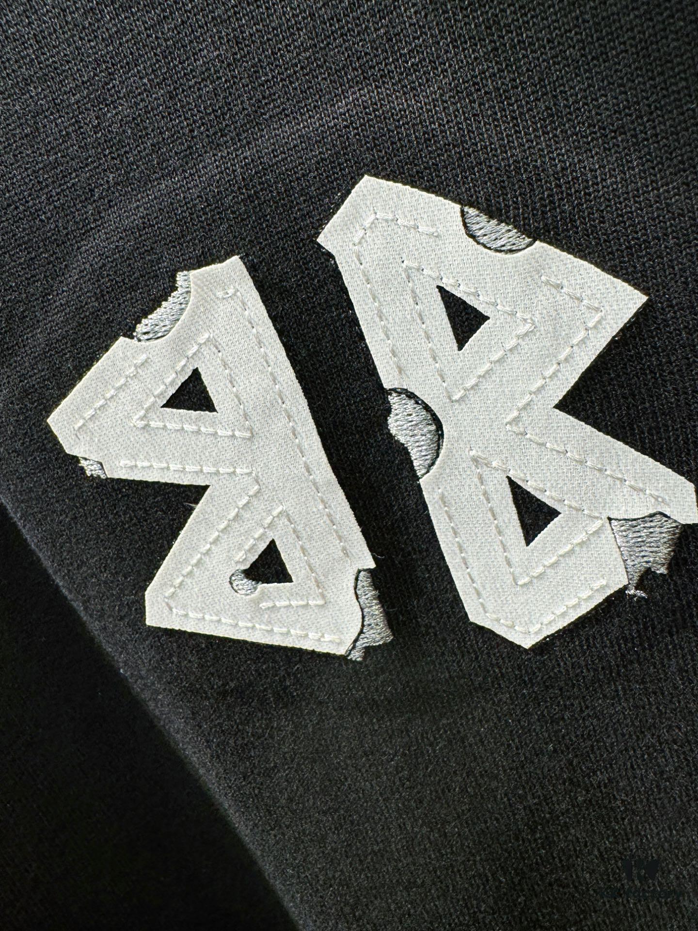 Balenciaga Spring/Summer 2025 New Arrival Short Sleeve T-Shirt! Runway-Inspired Fashion Casual Tee with Signature Logo Design! Premium 100% Cotton Fabric, Soft and Skin-Friendly Texture, Exceptional Comfort and Breathability. A Must-Have Piece That Exudes Style and Sophistication. Relaxed Fit with Slightly Dropped Shoulders and Round Neck, Gender-Neutral Unisex Cut for Couples – Redefining Contemporary Fashion Elegance. Distinct from Market Versions, Complete with Three Authentic Labels, Unisex Design. High-End Collection!