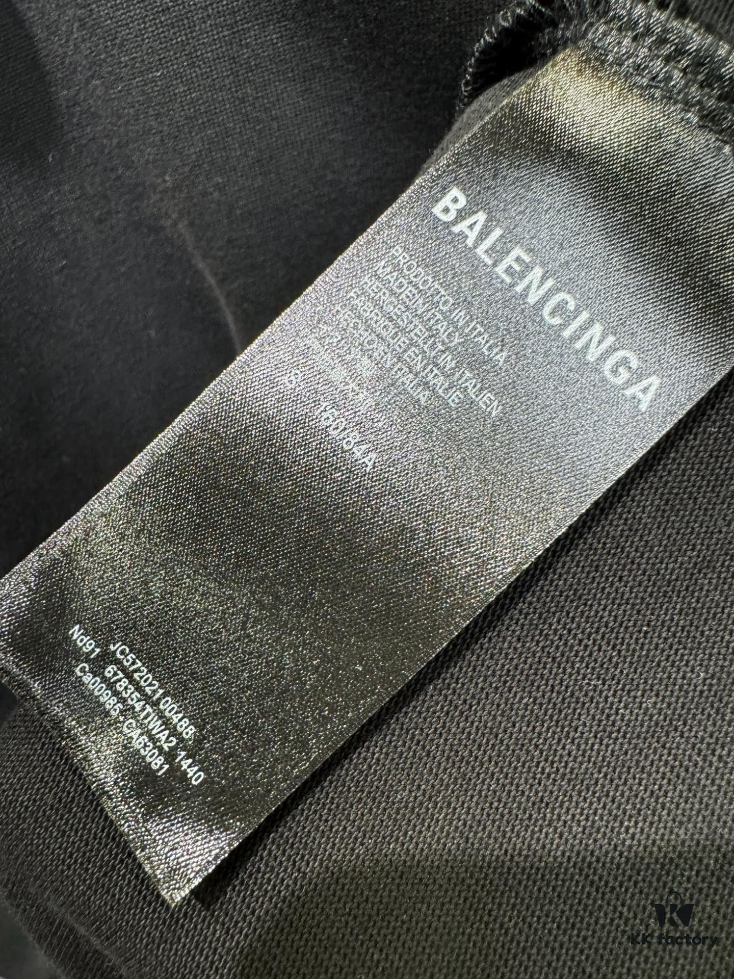 Balenciaga Spring/Summer 2025 New Arrival Short Sleeve T-Shirt! Runway-Inspired Fashion Casual Tee with Signature Logo Design! Premium 100% Cotton Fabric, Soft and Skin-Friendly Texture, Exceptional Comfort and Breathability. A Must-Have Piece That Exudes Style and Sophistication. Relaxed Fit with Slightly Dropped Shoulders and Round Neck, Gender-Neutral Unisex Cut for Couples – Redefining Contemporary Fashion Elegance. Distinct from Market Versions, Complete with Three Authentic Labels, Unisex Design. High-End Collection!