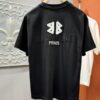 Balenciaga Spring/Summer 2025 New Arrival Short Sleeve T-Shirt! Runway-Inspired Fashion Casual Tee with Signature Logo Design! Premium 100% Cotton Fabric, Soft and Skin-Friendly Texture, Exceptional Comfort and Breathability. A Must-Have Piece That Exudes Style and Sophistication. Relaxed Fit with Slightly Dropped Shoulders and Round Neck, Gender-Neutral Unisex Cut for Couples – Redefining Contemporary Fashion Elegance. Distinct from Market Versions, Complete with Three Authentic Labels, Unisex Design. High-End Collection!
