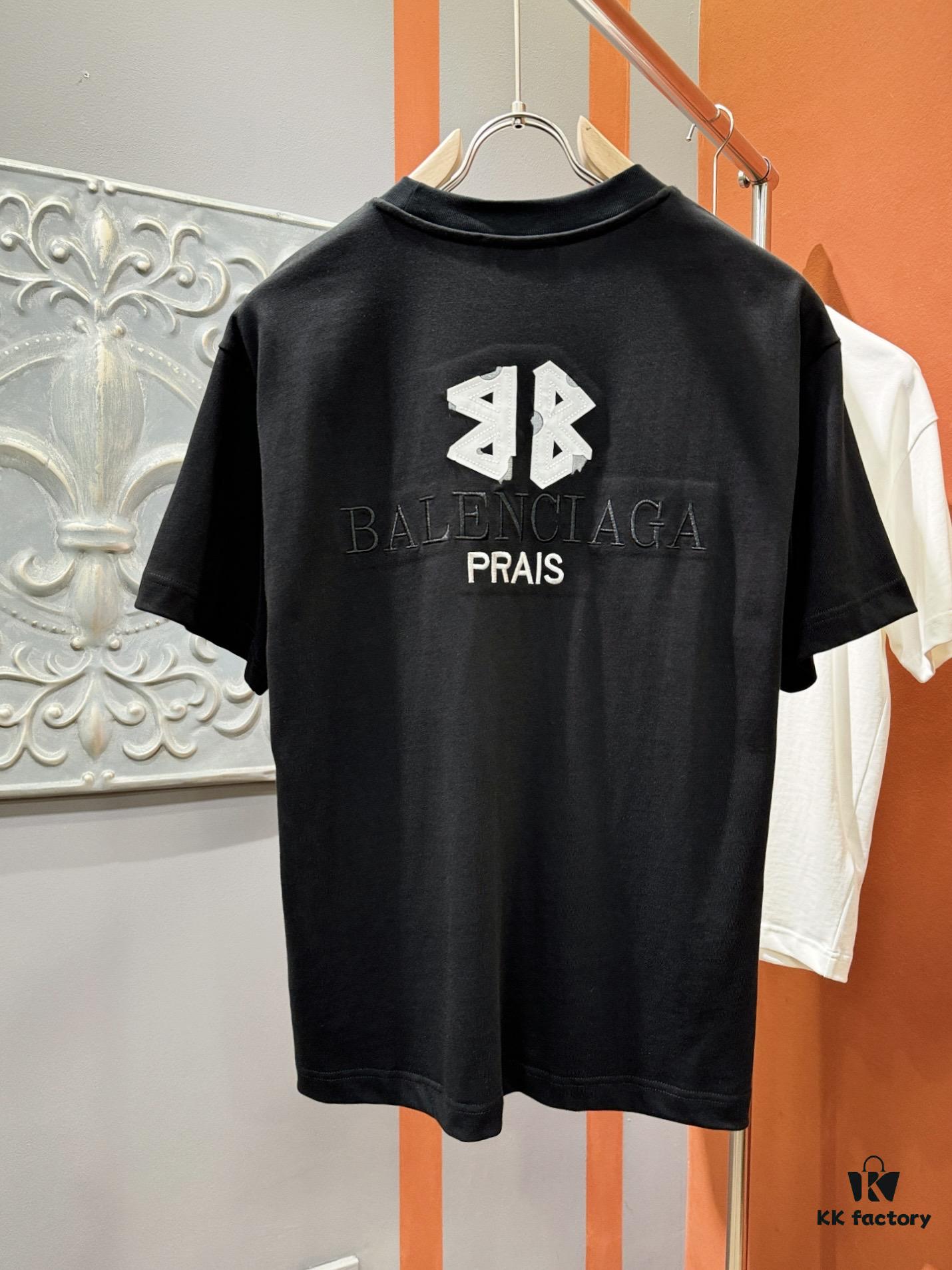 Balenciaga Spring/Summer 2025 New Arrival Short Sleeve T-Shirt! Runway-Inspired Fashion Casual Tee with Signature Logo Design! Premium 100% Cotton Fabric, Soft and Skin-Friendly Texture, Exceptional Comfort and Breathability. A Must-Have Piece That Exudes Style and Sophistication. Relaxed Fit with Slightly Dropped Shoulders and Round Neck, Gender-Neutral Unisex Cut for Couples – Redefining Contemporary Fashion Elegance. Distinct from Market Versions, Complete with Three Authentic Labels, Unisex Design. High-End Collection!