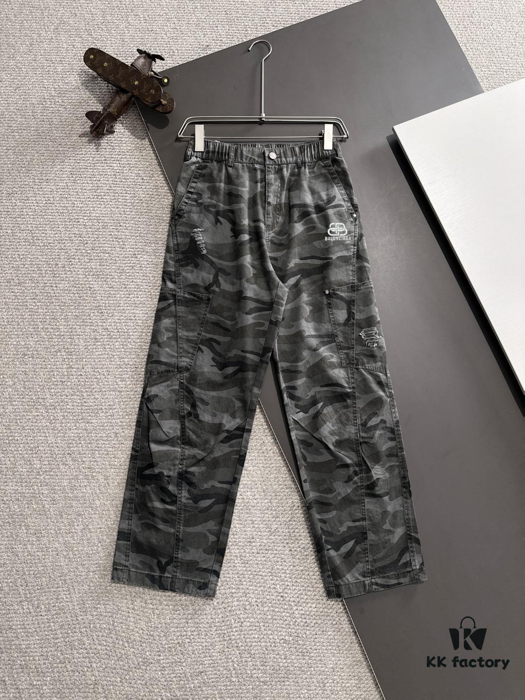 Balenciaga 2025 Spring/Summer New Elastic Waist Casual Pants, Lightweight Custom Counter Fabric, Highly Breathable and Comfortable, Exquisitely Designed with Brand Elements Reflecting High Quality, Soft and Smooth Texture, Featuring a Relaxed Cut with Excellent Fit