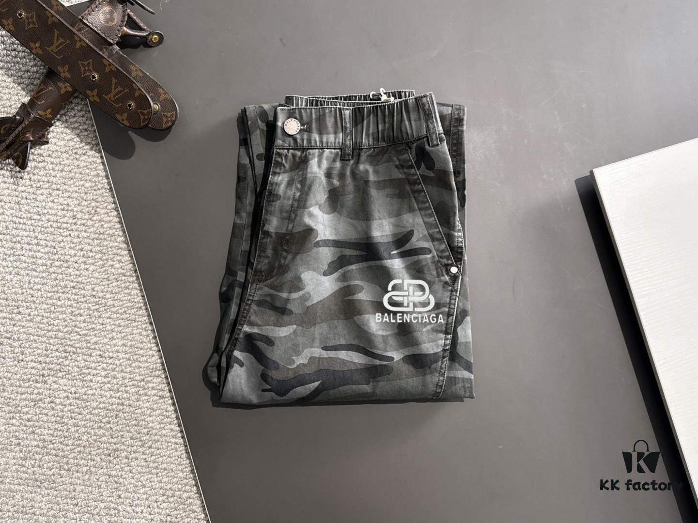 Balenciaga 2025 Spring/Summer New Elastic Waist Casual Pants, Lightweight Custom Counter Fabric, Highly Breathable and Comfortable, Exquisitely Designed with Brand Elements Reflecting High Quality, Soft and Smooth Texture, Featuring a Relaxed Cut with Excellent Fit