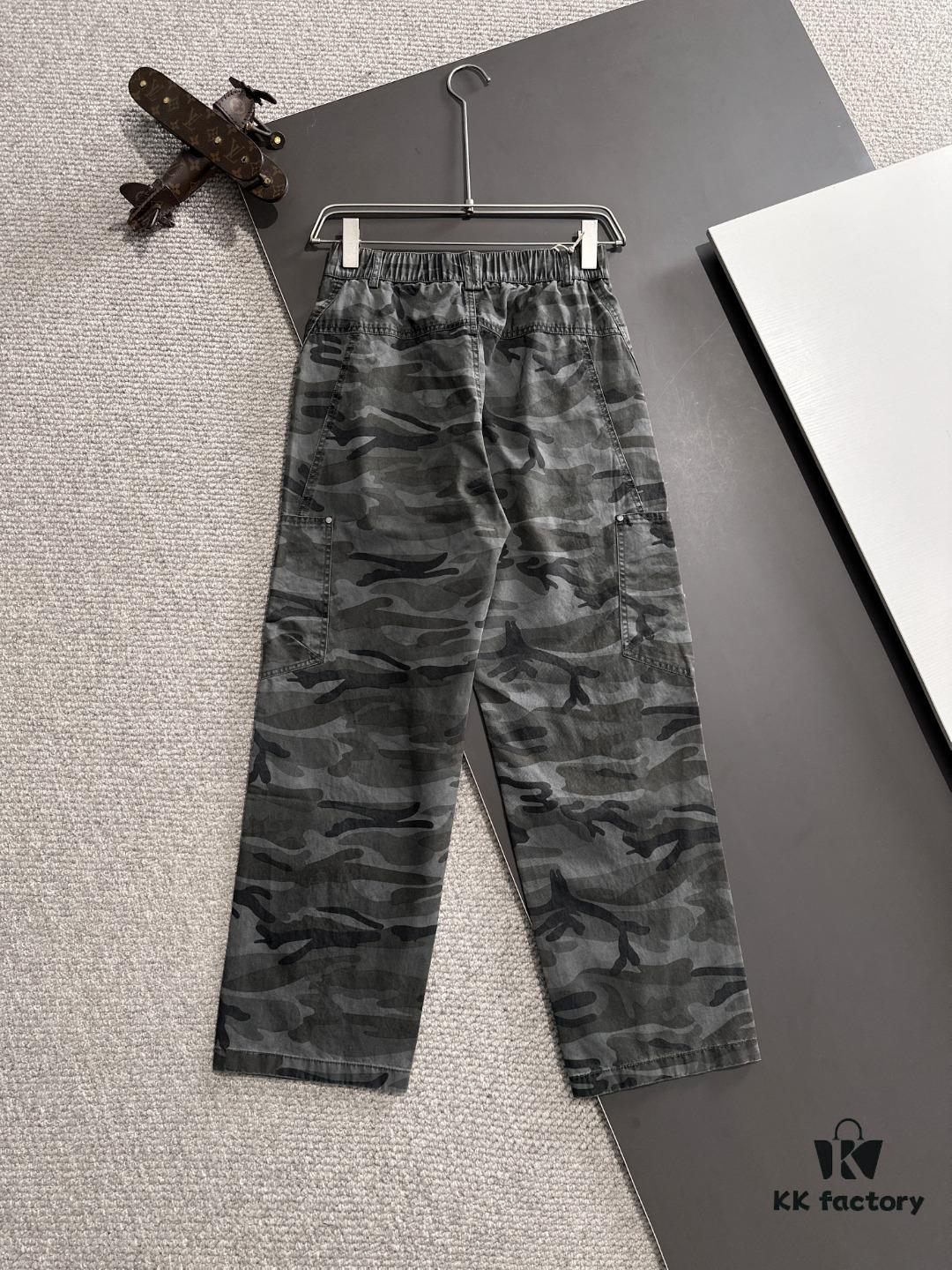 Balenciaga 2025 Spring/Summer New Elastic Waist Casual Pants, Lightweight Custom Counter Fabric, Highly Breathable and Comfortable, Exquisitely Designed with Brand Elements Reflecting High Quality, Soft and Smooth Texture, Featuring a Relaxed Cut with Excellent Fit
