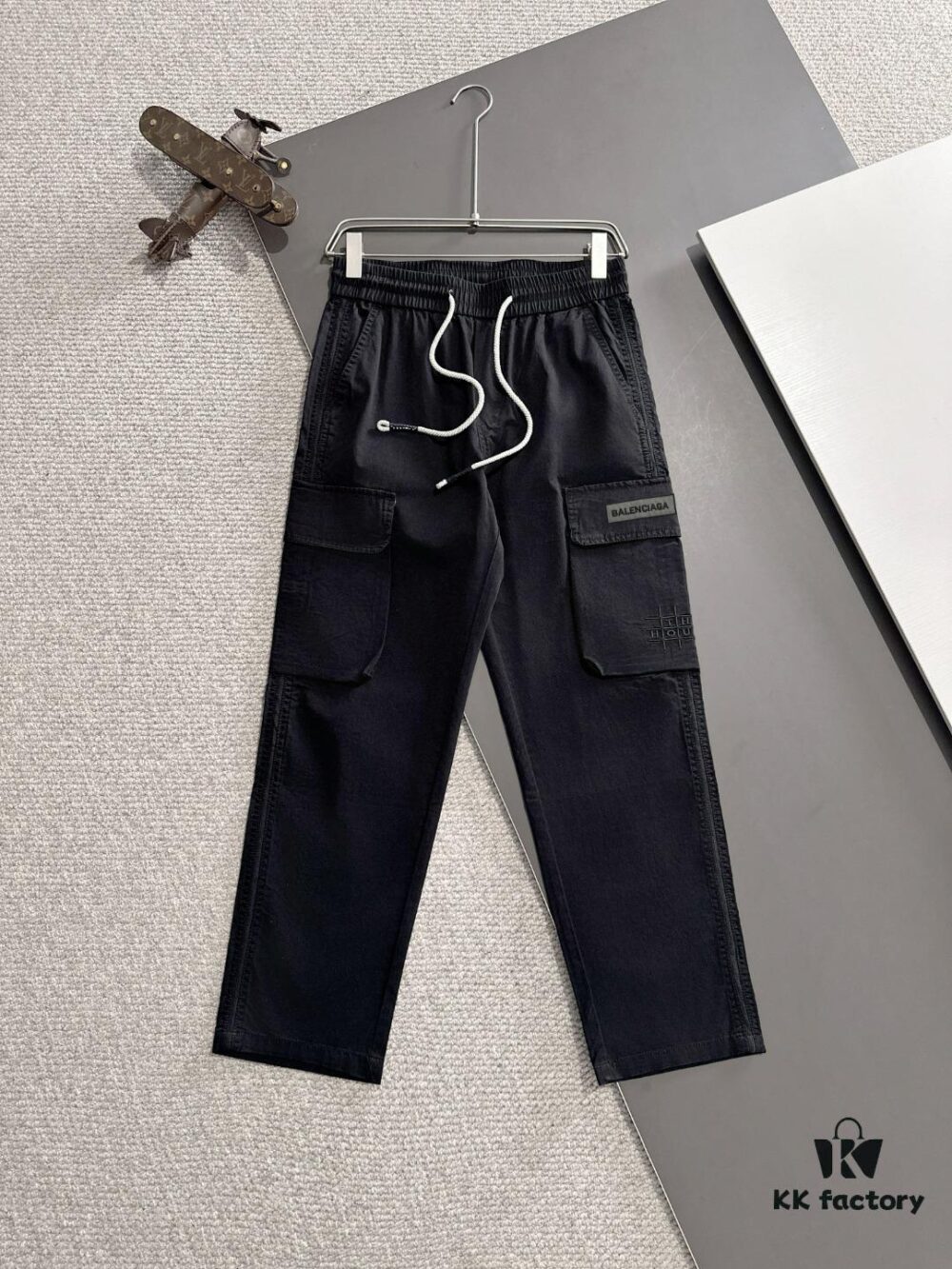 Balenciaga 2025 Spring/Summer New Elastic Waist Casual Pants, Lightweight Custom Counter Fabric, Highly Breathable and Comfortable, Exquisite Details, Brand-Inspired Design Concept Reflecting High Quality, Soft and Smooth Touch