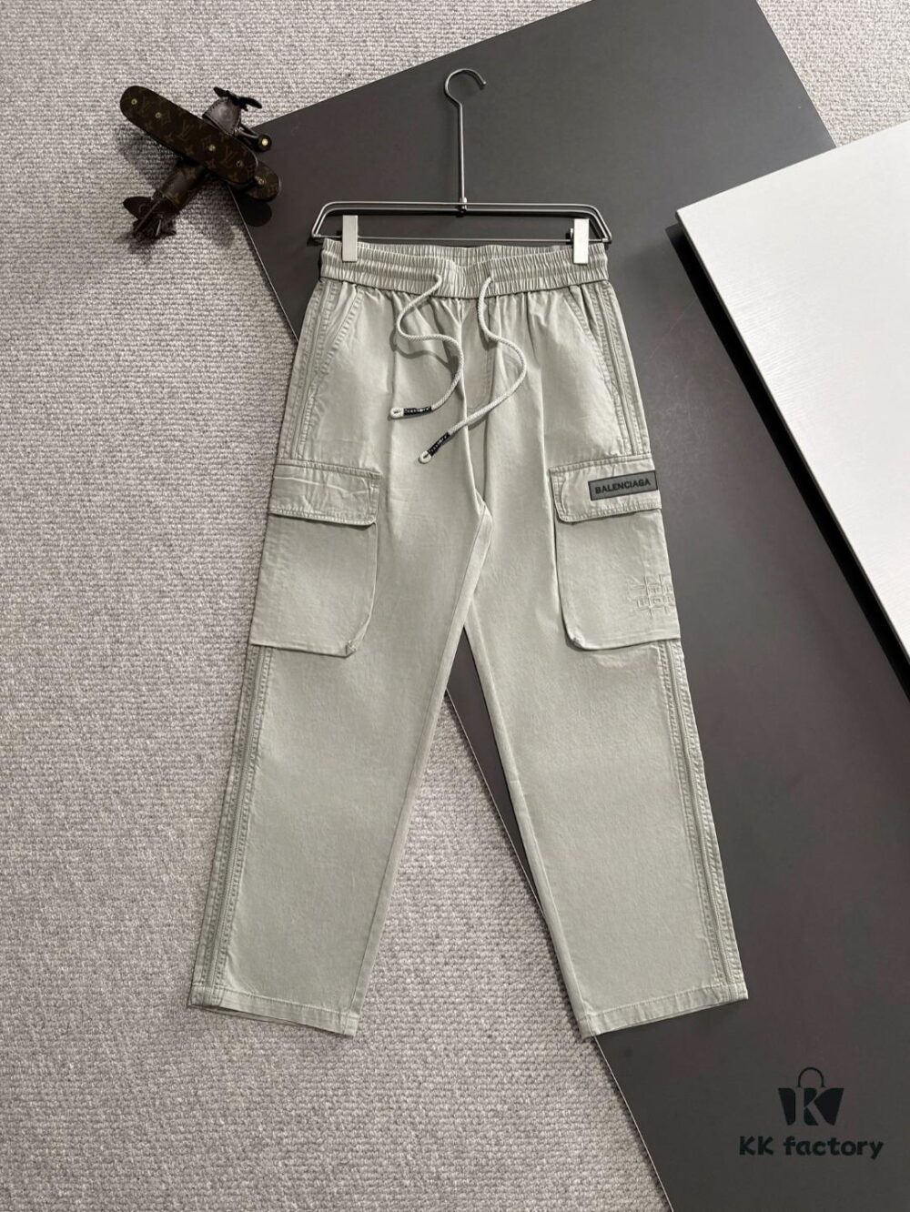 Balenciaga 2025 Spring/Summer New Elastic Waist Casual Pants, Lightweight Custom Counter Fabric, Highly Breathable and Comfortable, Exquisite Details, Brand Design Concept Reflecting High Quality, Soft and Smooth Touch
