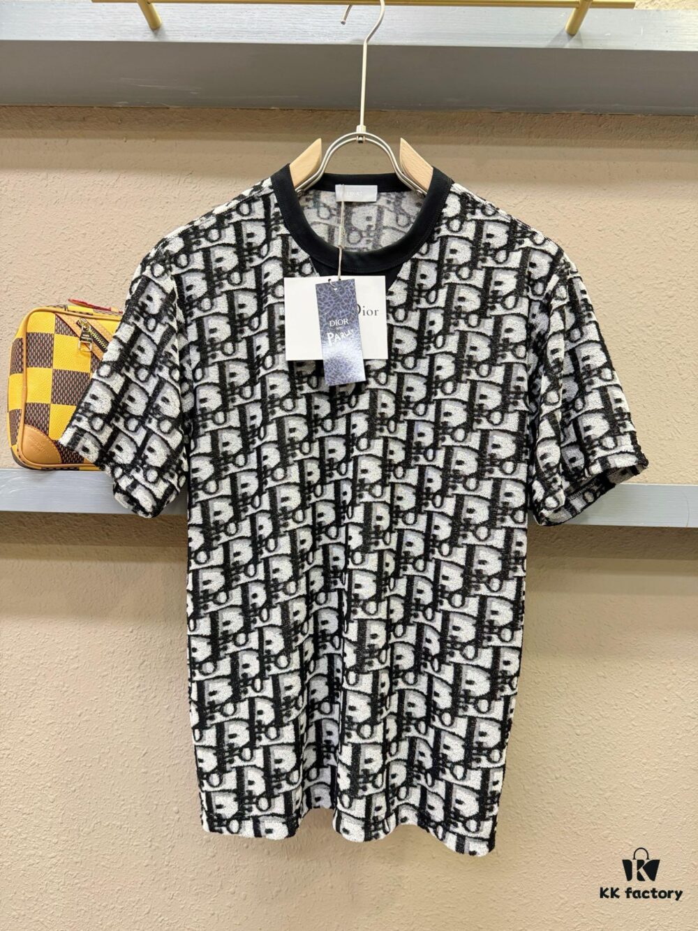 Dior 2025 Spring/Summer New Arrival Classic Round Neck Short Sleeve T-Shirt, Fashionable and Versatile Design with Exquisite Craftsmanship, Premium Materials, Complete Three Labels, Essential Wardrobe Piece for Stylish Men