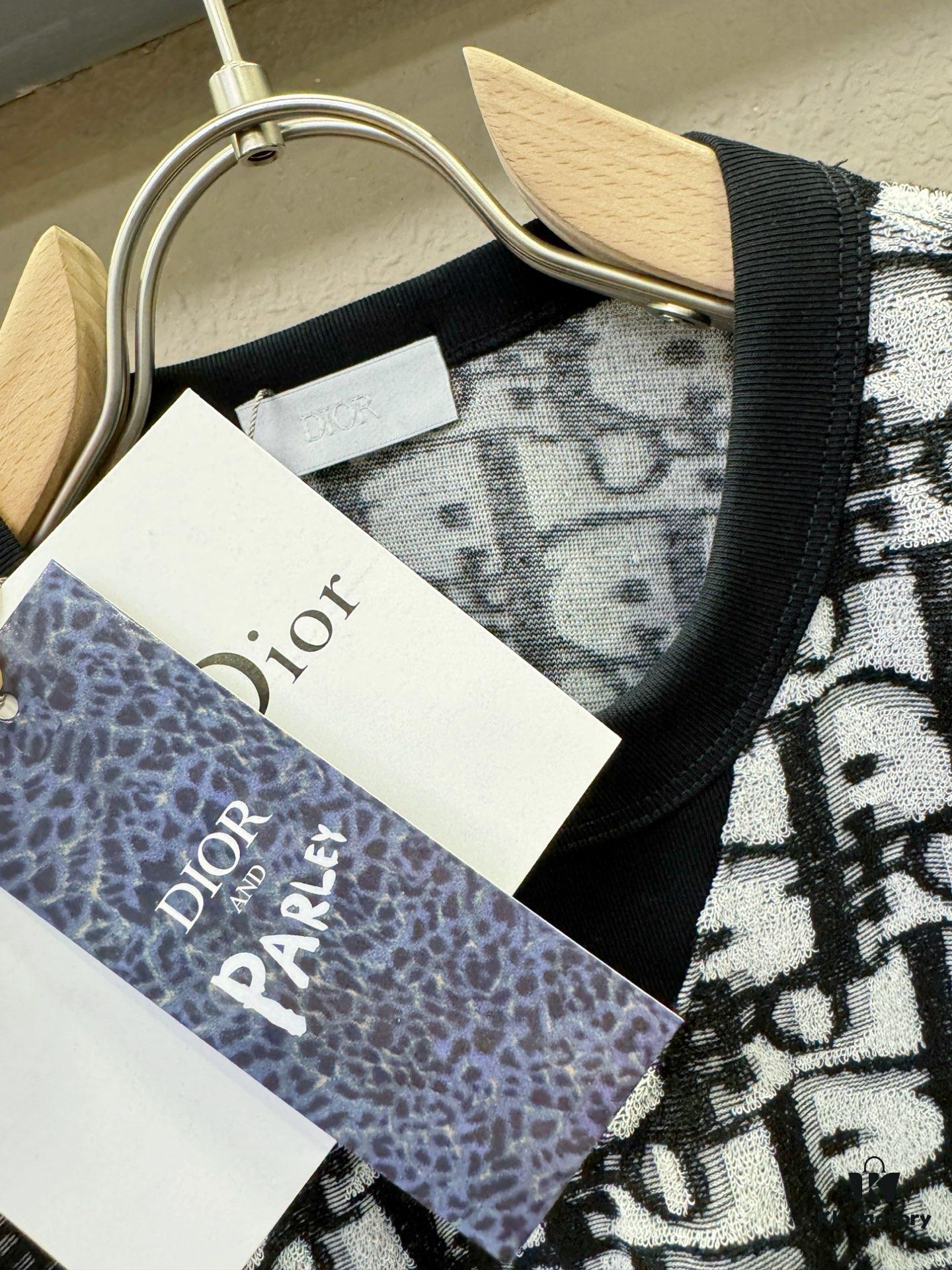 Dior 2025 Spring/Summer New Arrival Classic Round Neck Short Sleeve T-Shirt, Fashionable and Versatile Design with Exquisite Craftsmanship, Premium Materials, Complete Three Labels, Essential Wardrobe Piece for Stylish Men