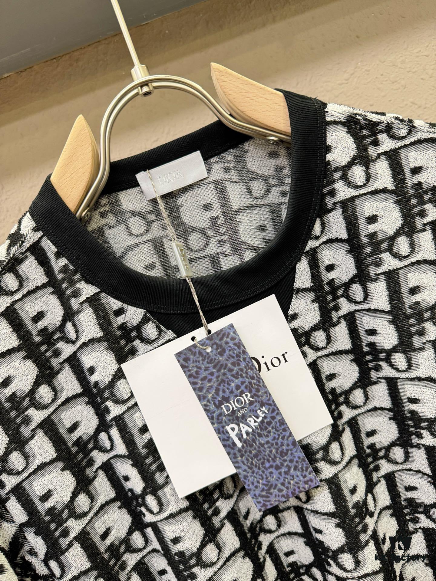Dior 2025 Spring/Summer New Arrival Classic Round Neck Short Sleeve T-Shirt, Fashionable and Versatile Design with Exquisite Craftsmanship, Premium Materials, Complete Three Labels, Essential Wardrobe Piece for Stylish Men