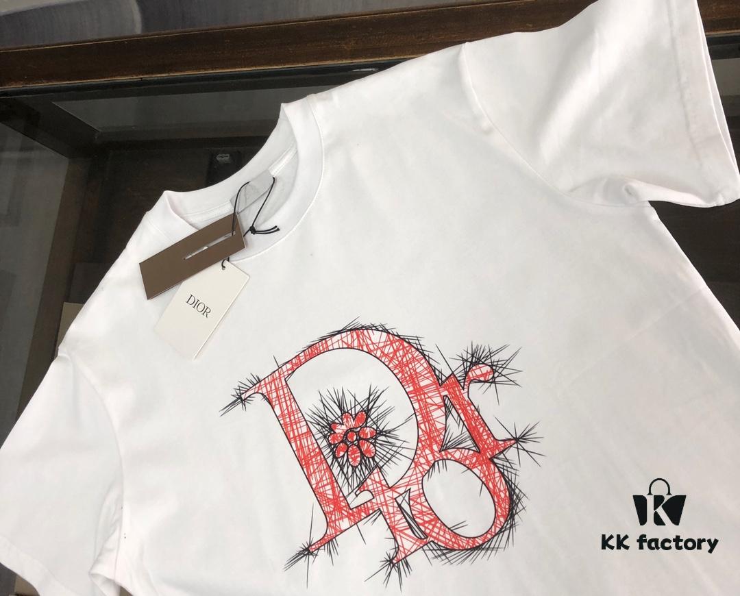 DIOR 25SS Summer New Arrival Round Neck Short-Sleeve T-Shirt! 270g Heavyweight Premium Cotton Fabric with Perfect Texture and Feel, Slim Tailoring Design for a Clean and Sharp Look. Stylish and Handsome with Exquisite Stitching and Superb Silhouette. Excellent Breathability Makes It Easy to Wear for Any Age Group – A Must-Have Wardrobe Essential for Men.