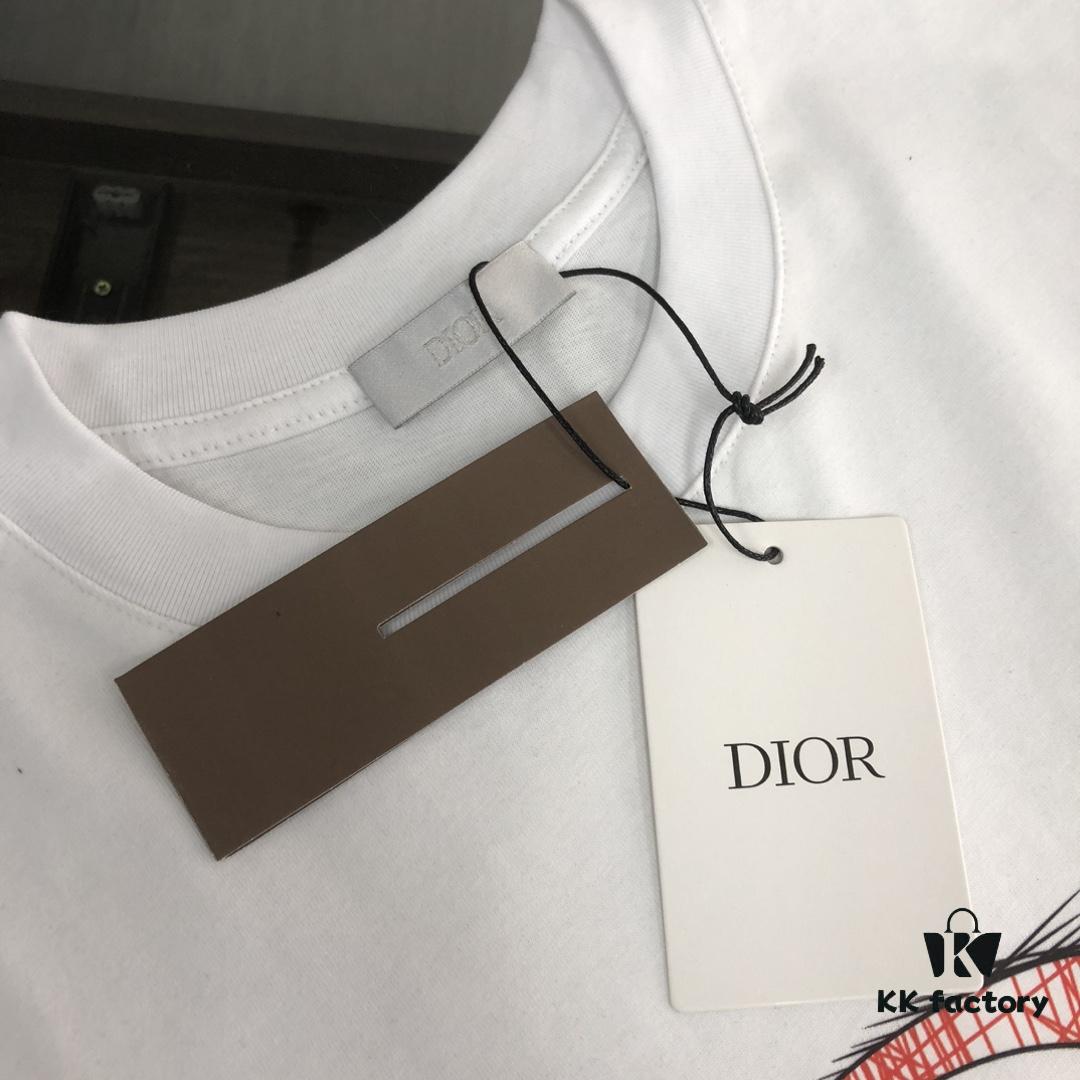 DIOR 25SS Summer New Arrival Round Neck Short-Sleeve T-Shirt! 270g Heavyweight Premium Cotton Fabric with Perfect Texture and Feel, Slim Tailoring Design for a Clean and Sharp Look. Stylish and Handsome with Exquisite Stitching and Superb Silhouette. Excellent Breathability Makes It Easy to Wear for Any Age Group – A Must-Have Wardrobe Essential for Men.