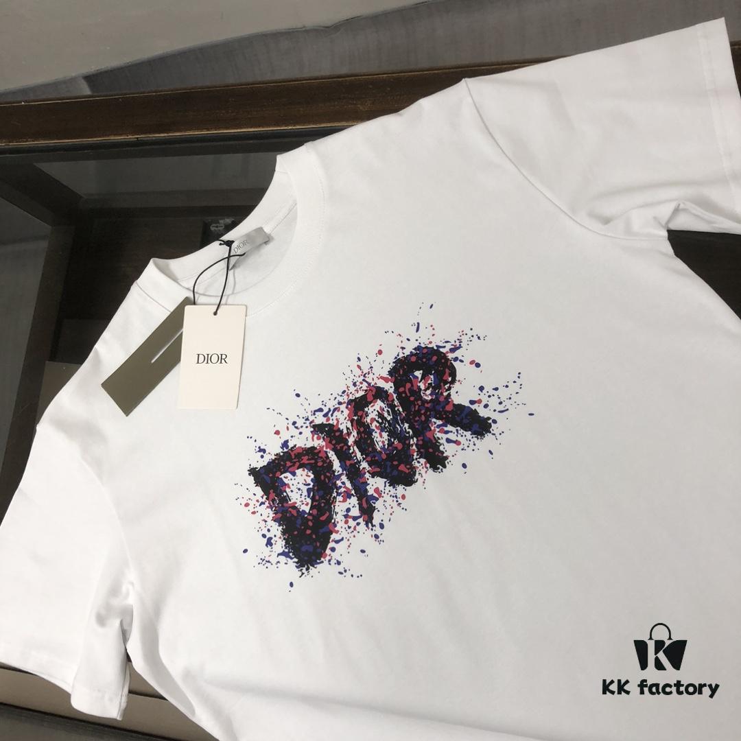 DIOR Dior 25SS Summer New Arrival Round Neck Short-Sleeve T-Shirt! 270g High-End Pure Cotton Fabric with Perfect Texture and Hand Feel! Slim Fit Tailoring Design, Clean and Sharp! Exquisite Stitching and Craftsmanship! Excellent Silhouette! Highly Breathable! Suitable for All Ages! A Must-Have Wardrobe Essential for Men.