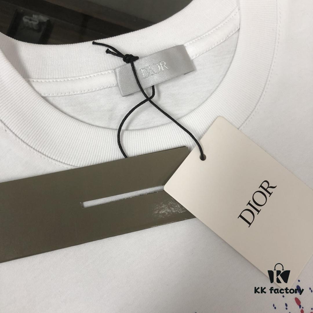 DIOR Dior 25SS Summer New Arrival Round Neck Short-Sleeve T-Shirt! 270g High-End Pure Cotton Fabric with Perfect Texture and Hand Feel! Slim Fit Tailoring Design, Clean and Sharp! Exquisite Stitching and Craftsmanship! Excellent Silhouette! Highly Breathable! Suitable for All Ages! A Must-Have Wardrobe Essential for Men.