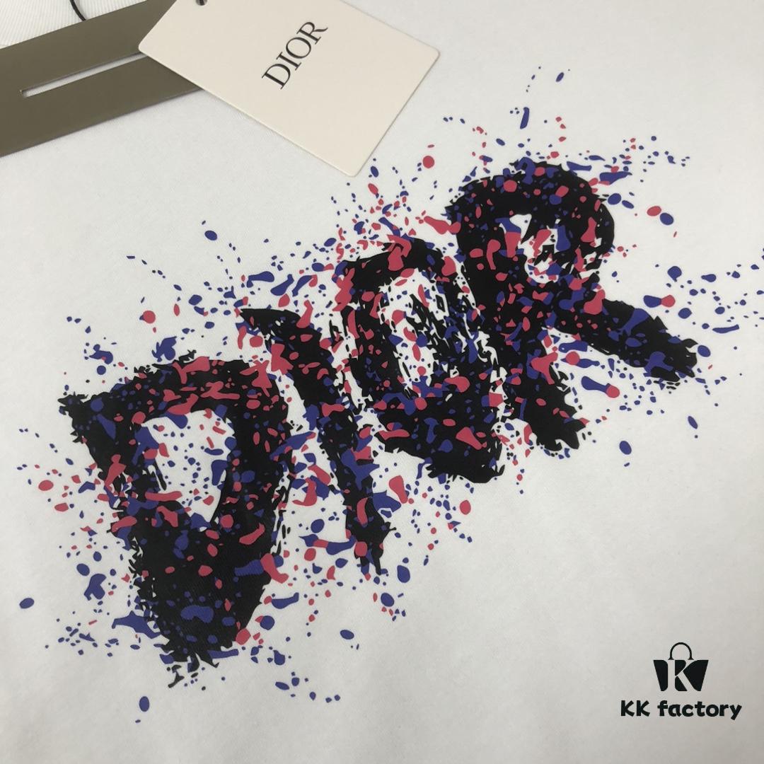 DIOR Dior 25SS Summer New Arrival Round Neck Short-Sleeve T-Shirt! 270g High-End Pure Cotton Fabric with Perfect Texture and Hand Feel! Slim Fit Tailoring Design, Clean and Sharp! Exquisite Stitching and Craftsmanship! Excellent Silhouette! Highly Breathable! Suitable for All Ages! A Must-Have Wardrobe Essential for Men.