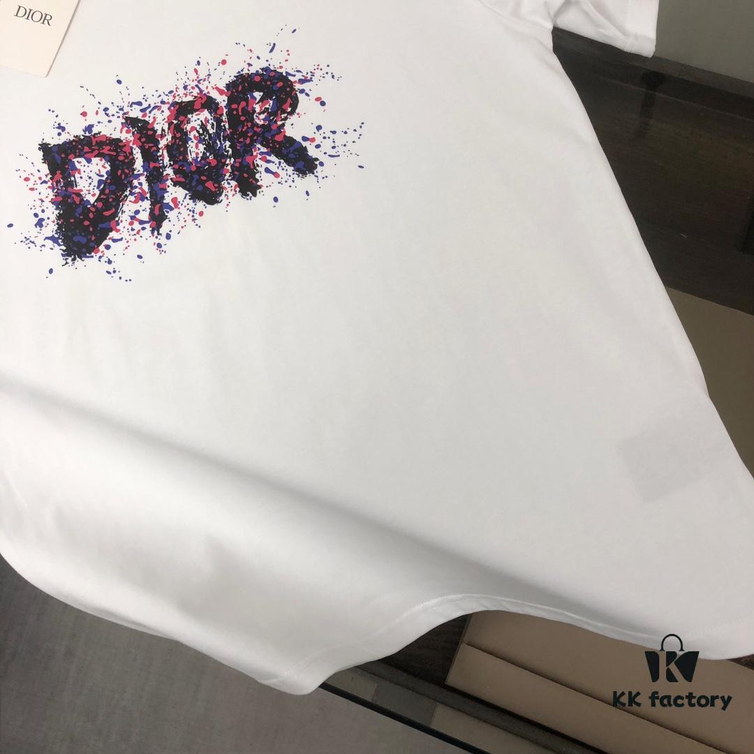 DIOR Dior 25SS Summer New Arrival Round Neck Short-Sleeve T-Shirt! 270g High-End Pure Cotton Fabric with Perfect Texture and Hand Feel! Slim Fit Tailoring Design, Clean and Sharp! Exquisite Stitching and Craftsmanship! Excellent Silhouette! Highly Breathable! Suitable for All Ages! A Must-Have Wardrobe Essential for Men.