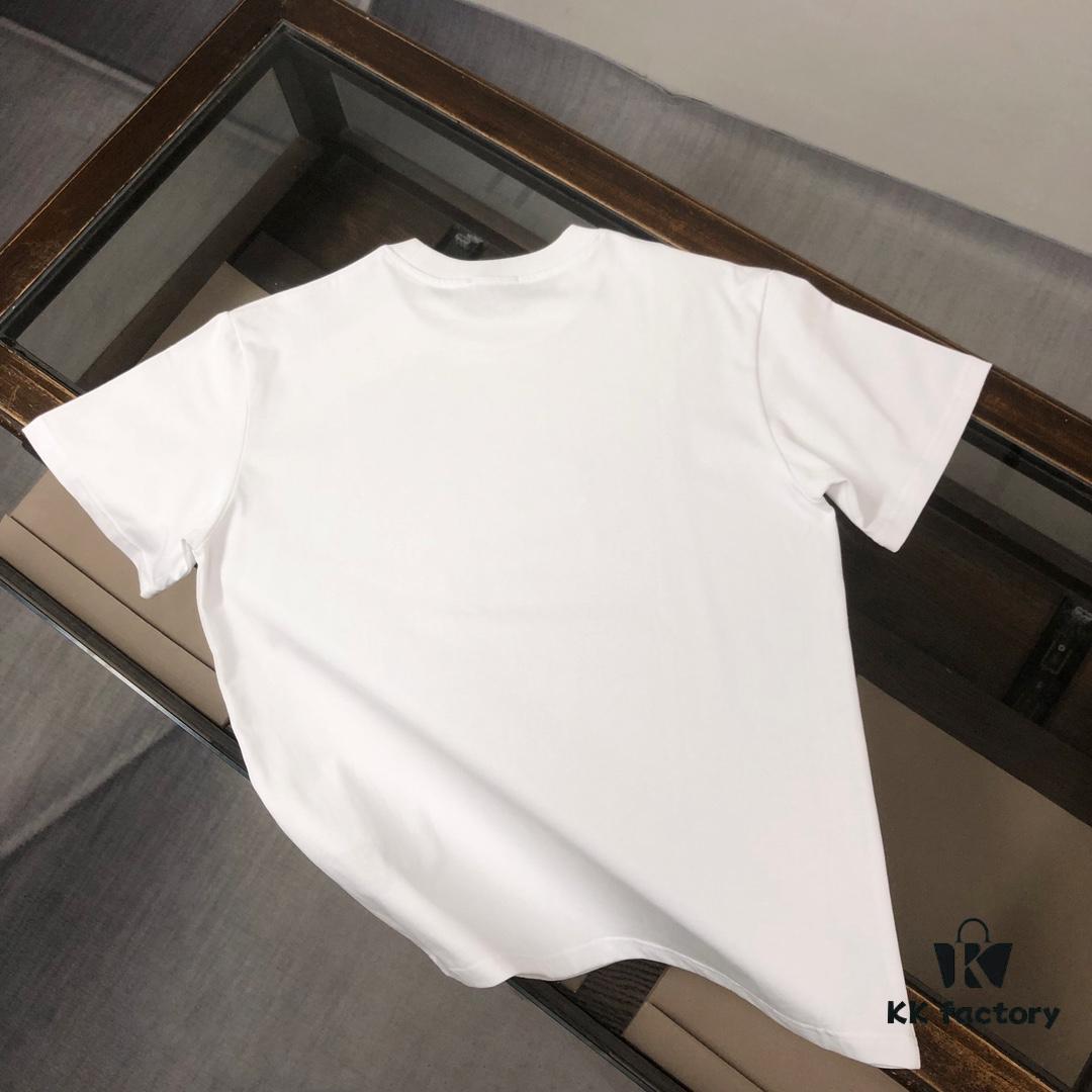 DIOR Dior 25SS Summer New Arrival Round Neck Short-Sleeve T-Shirt! 270g High-End Pure Cotton Fabric with Perfect Texture and Hand Feel! Slim Fit Tailoring Design, Clean and Sharp! Exquisite Stitching and Craftsmanship! Excellent Silhouette! Highly Breathable! Suitable for All Ages! A Must-Have Wardrobe Essential for Men.