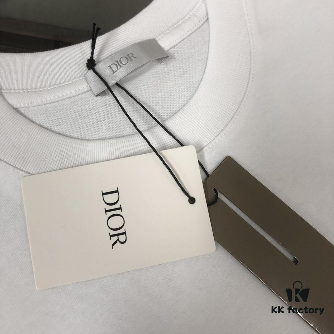 DIOR Dior 25SS Summer New Arrival Round Neck Short-Sleeve T-Shirt! 270g Heavyweight Premium Cotton Fabric, Exquisite Hand Feel and Texture! Slim Fit Tailoring with Clean Lines! Stylish and Attractive! Superb Stitching Craftsmanship! Excellent Silhouette! Highly Breathable! Effortlessly Suitable for All Age Groups! A Must-Have Wardrobe Essential for Men!
