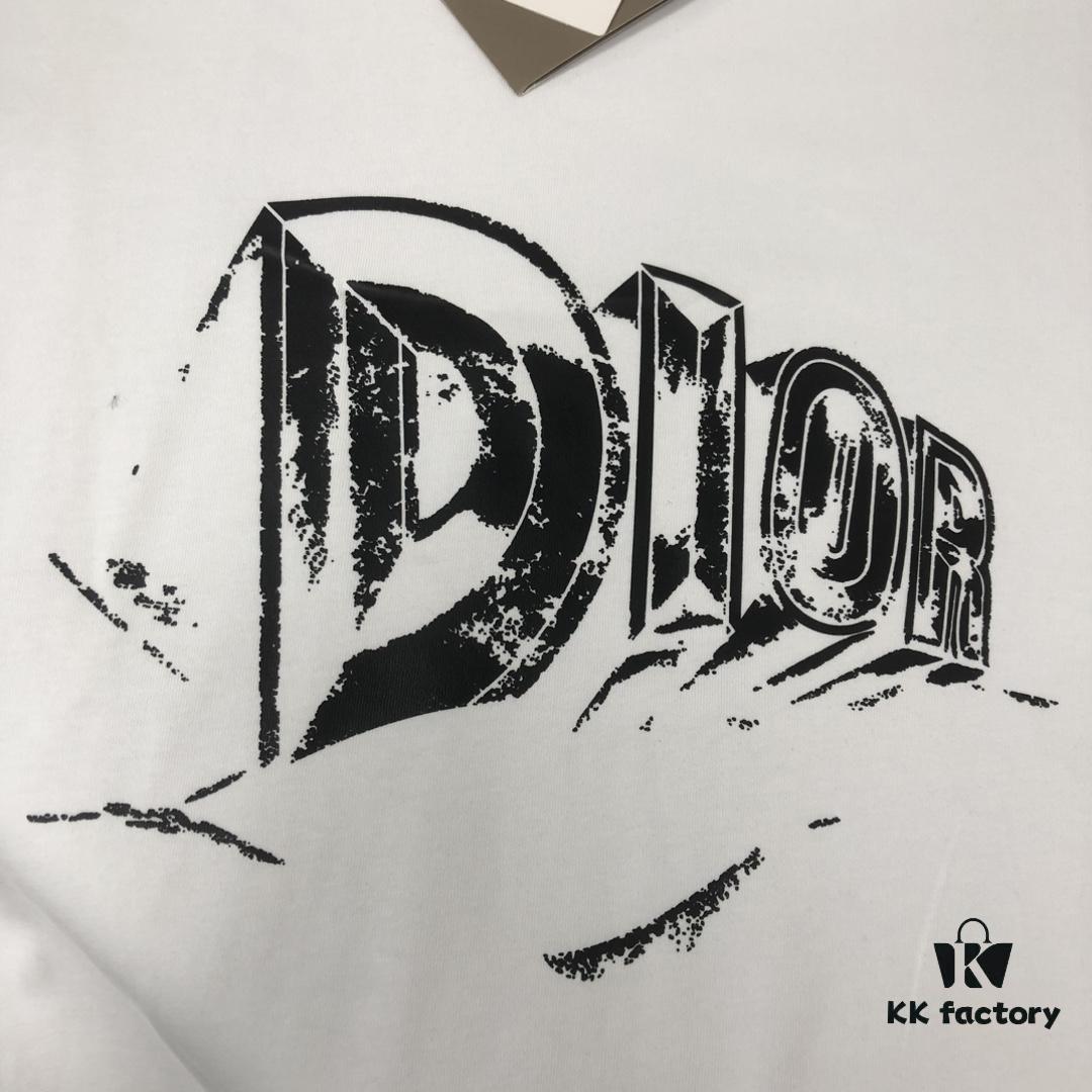 DIOR Dior 25SS Summer New Arrival Round Neck Short-Sleeve T-Shirt! 270g Heavyweight Premium Cotton Fabric, Exquisite Hand Feel and Texture! Slim Fit Tailoring with Clean Lines! Stylish and Attractive! Superb Stitching Craftsmanship! Excellent Silhouette! Highly Breathable! Effortlessly Suitable for All Age Groups! A Must-Have Wardrobe Essential for Men!