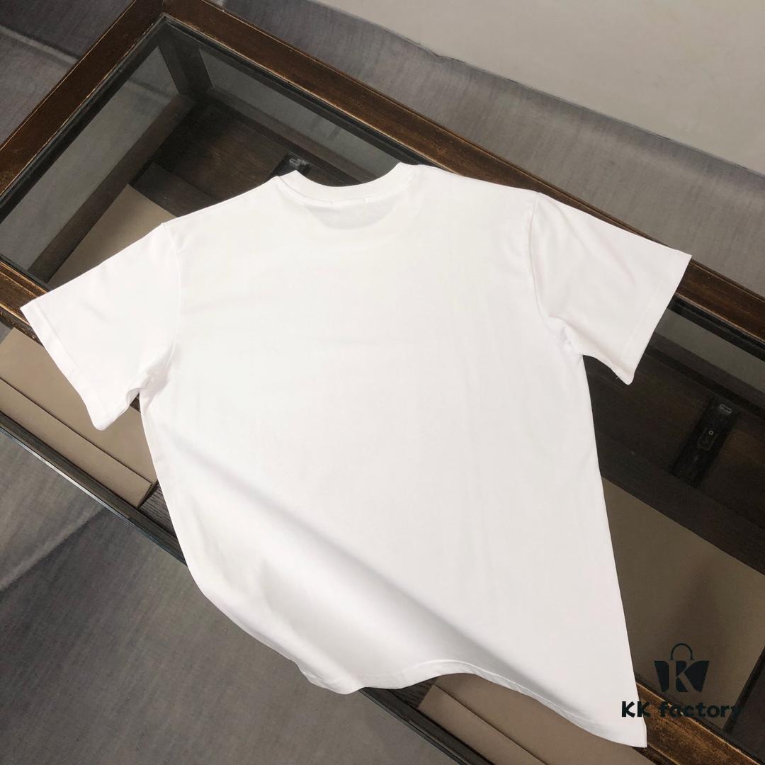 DIOR Dior 25SS Summer New Arrival Round Neck Short-Sleeve T-Shirt! 270g Heavyweight Premium Cotton Fabric, Exquisite Hand Feel and Texture! Slim Fit Tailoring with Clean Lines! Stylish and Attractive! Superb Stitching Craftsmanship! Excellent Silhouette! Highly Breathable! Effortlessly Suitable for All Age Groups! A Must-Have Wardrobe Essential for Men!