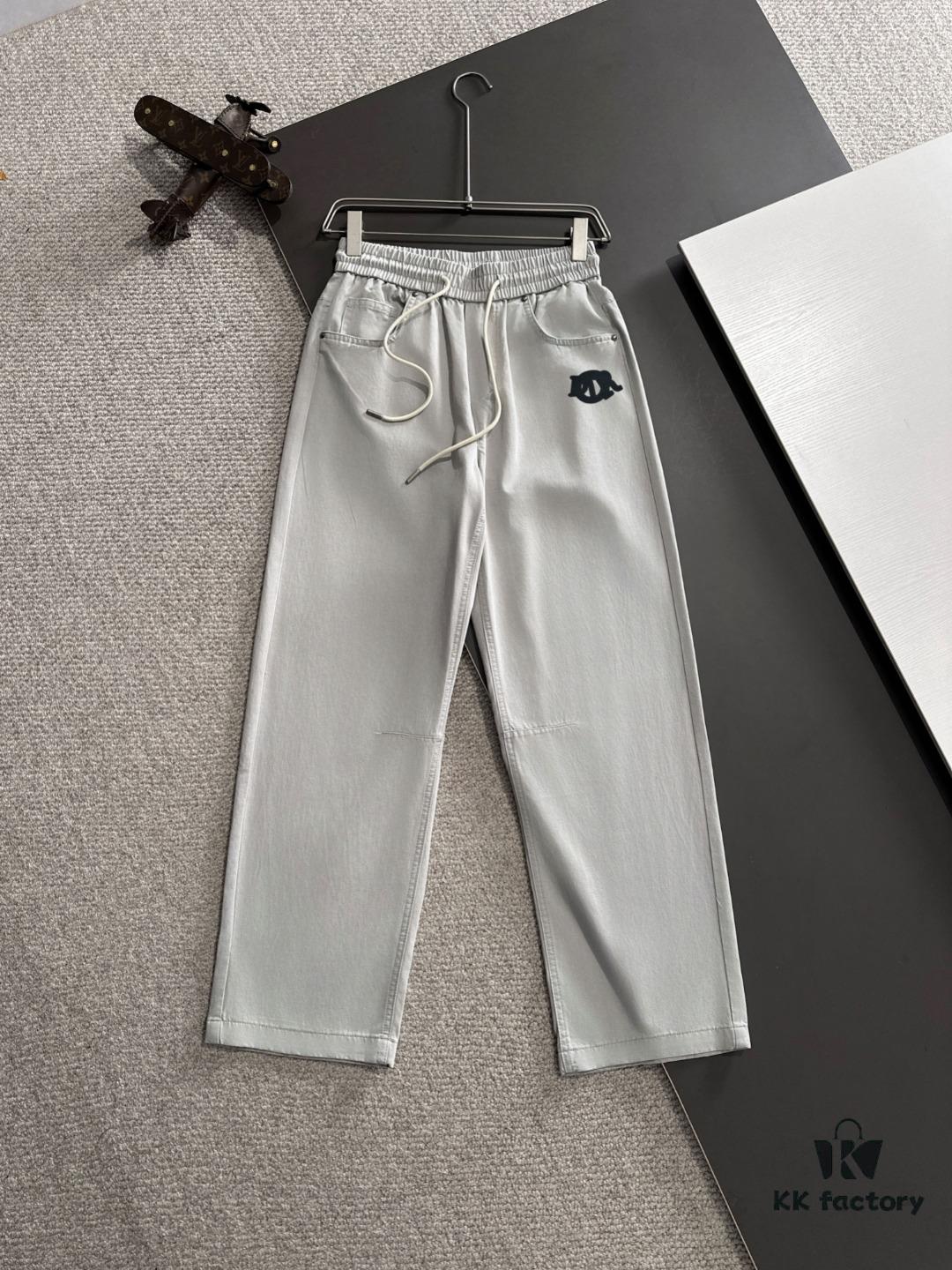 Dior 2025 Spring/Summer New Arrival Elastic Waist Casual Pants, Lightweight Custom Counter Fabric, Highly Breathable and Comfortable, Exquisitely Designed with Brand Elements Reflecting High Quality, Soft and Smooth to the Touch, Featuring a Relaxed Cut with Excellent Fit