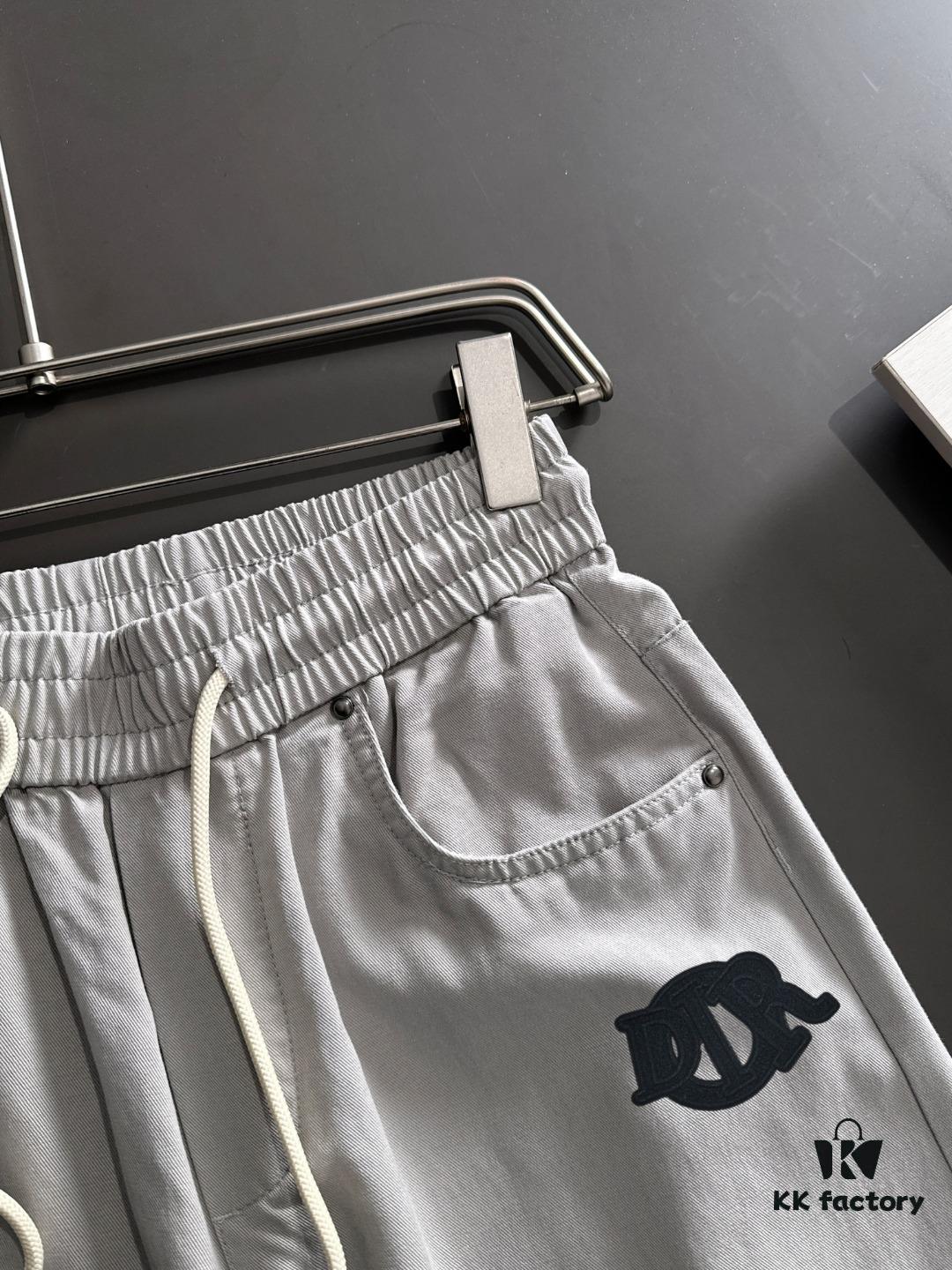 Dior 2025 Spring/Summer New Arrival Elastic Waist Casual Pants, Lightweight Custom Counter Fabric, Highly Breathable and Comfortable, Exquisitely Designed with Brand Elements Reflecting High Quality, Soft and Smooth to the Touch, Featuring a Relaxed Cut with Excellent Fit