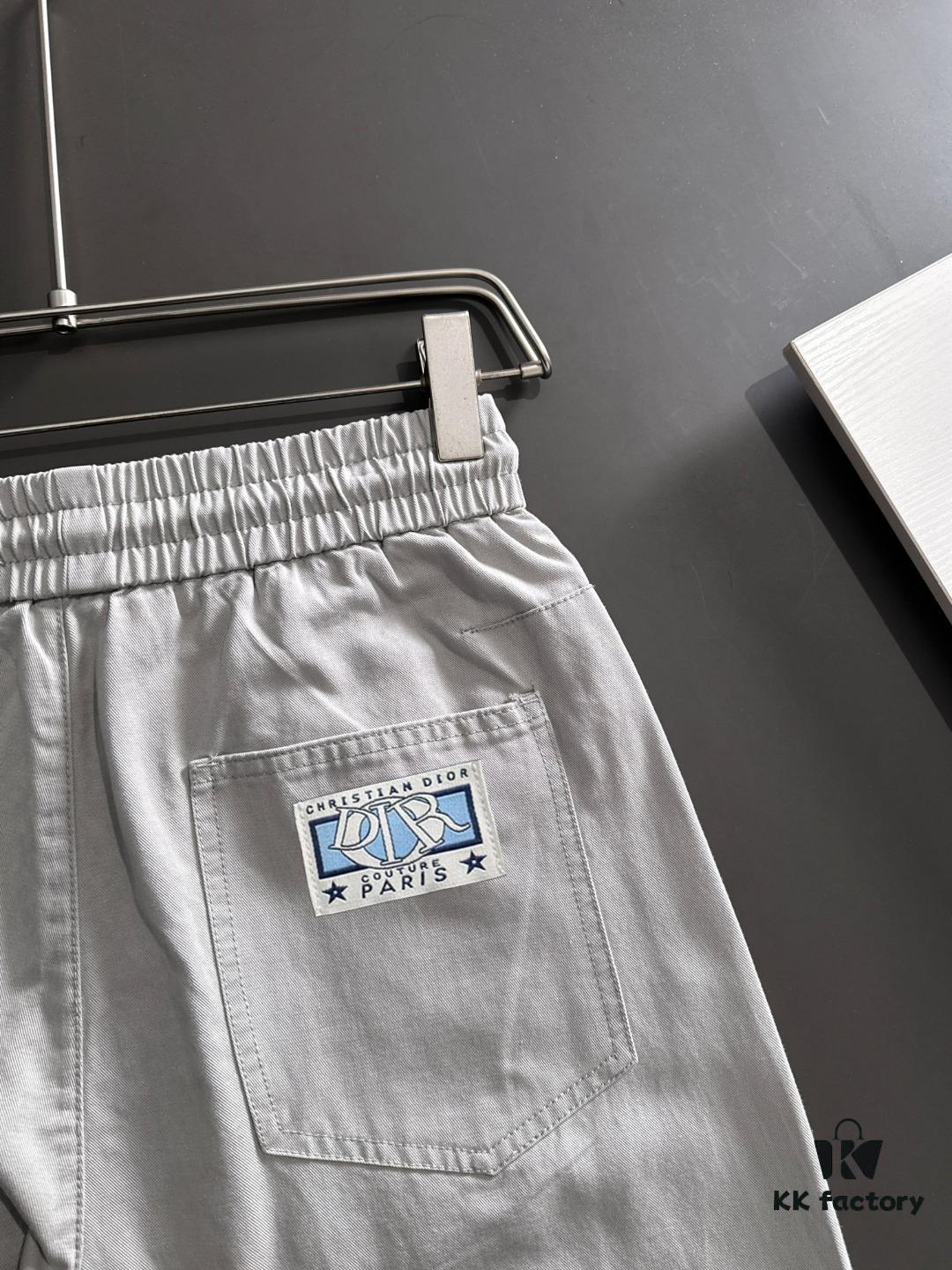 Dior 2025 Spring/Summer New Arrival Elastic Waist Casual Pants, Lightweight Custom Counter Fabric, Highly Breathable and Comfortable, Exquisitely Designed with Brand Elements Reflecting High Quality, Soft and Smooth to the Touch, Featuring a Relaxed Cut with Excellent Fit