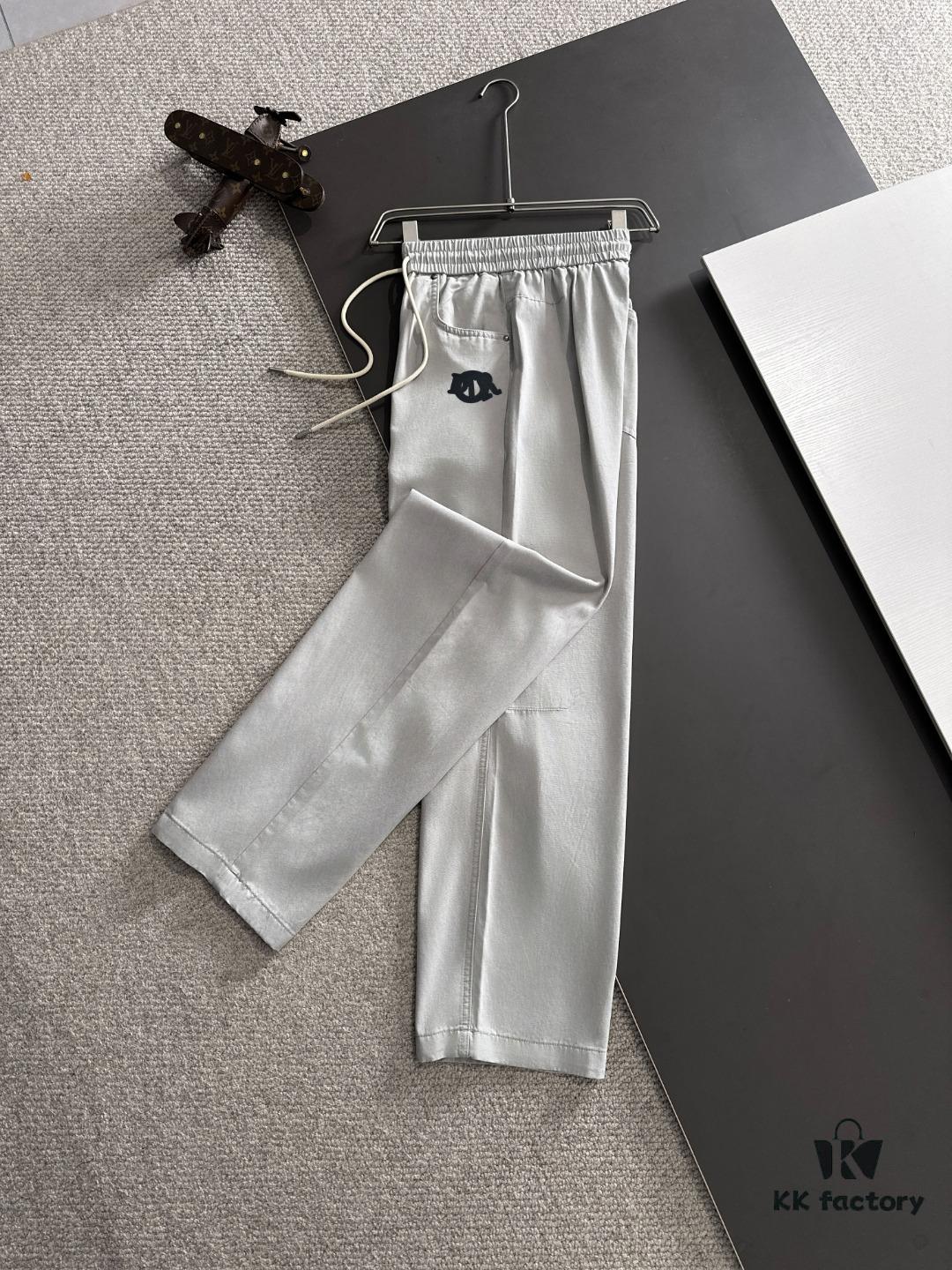 Dior 2025 Spring/Summer New Arrival Elastic Waist Casual Pants, Lightweight Custom Counter Fabric, Highly Breathable and Comfortable, Exquisitely Designed with Brand Elements Reflecting High Quality, Soft and Smooth to the Touch, Featuring a Relaxed Cut with Excellent Fit
