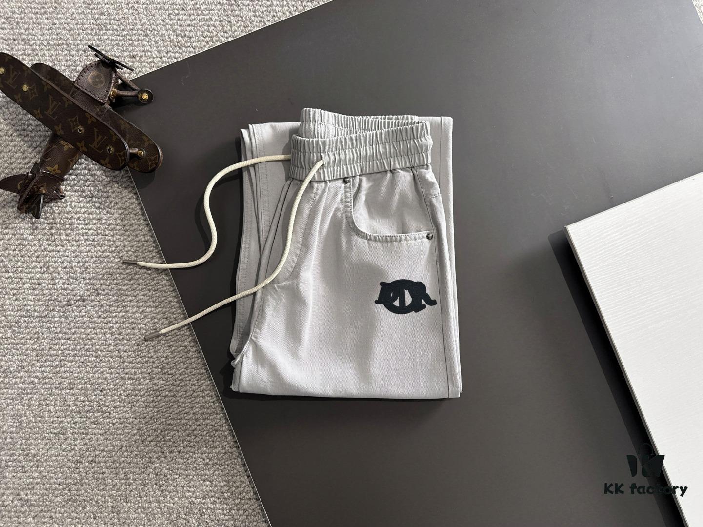 Dior 2025 Spring/Summer New Arrival Elastic Waist Casual Pants, Lightweight Custom Counter Fabric, Highly Breathable and Comfortable, Exquisitely Designed with Brand Elements Reflecting High Quality, Soft and Smooth to the Touch, Featuring a Relaxed Cut with Excellent Fit