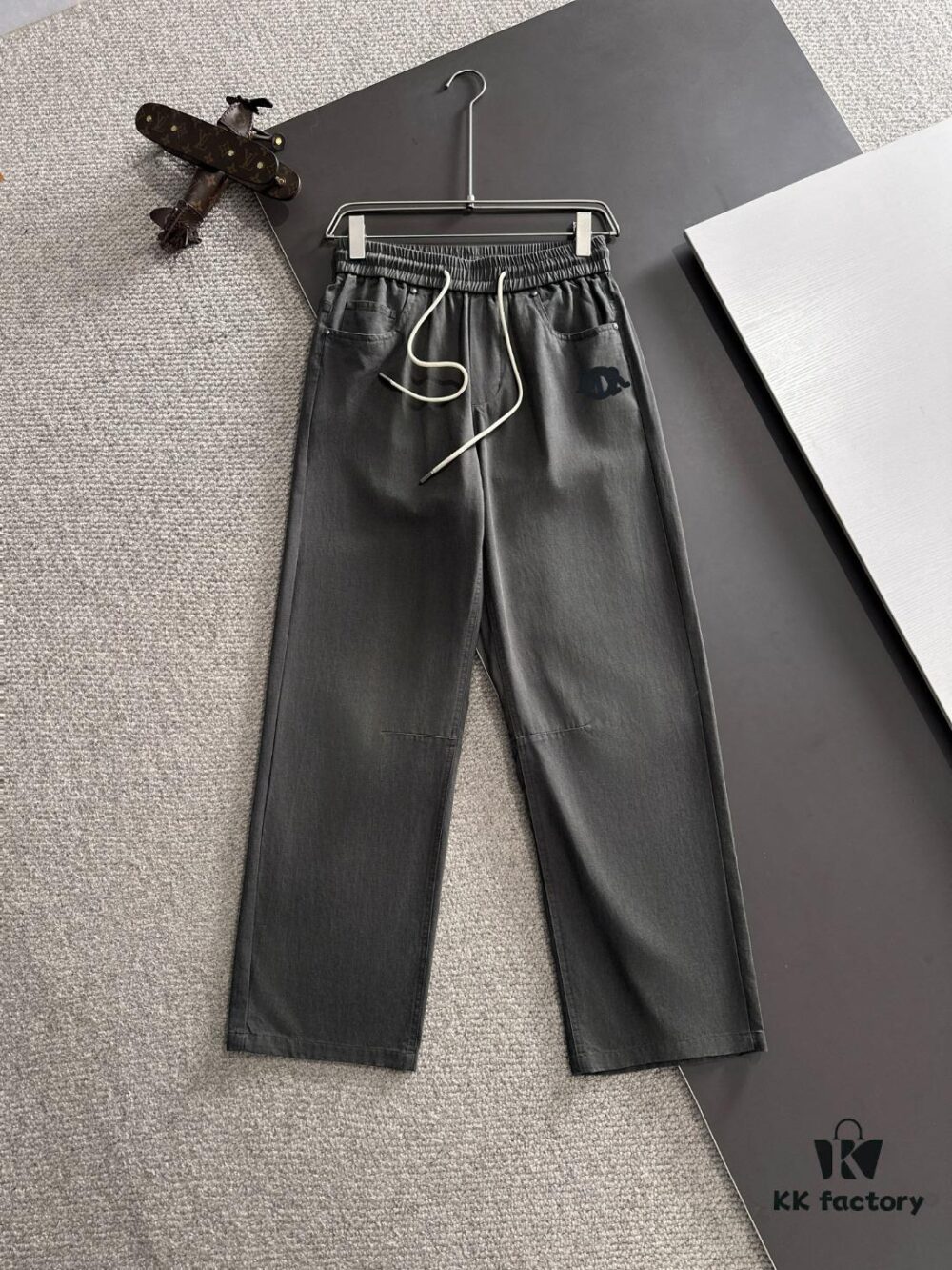 Dior 2025 Spring-Summer New Elastic Waist Casual Pants, Lightweight Custom Counter Fabric, Highly Breathable and Comfortable, Exquisite Details, Brand Design Concept, High Quality, Soft and Smooth Touch
