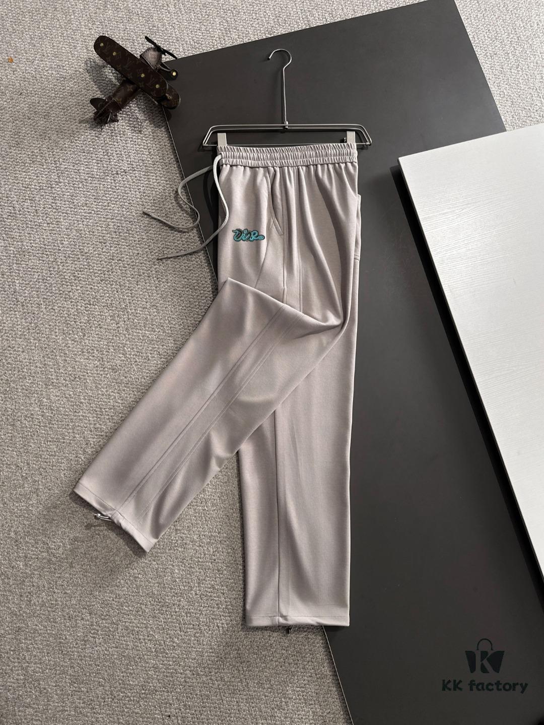 Dior 2025 Spring/Summer New Elastic Waist Casual Pants, Lightweight Custom Counter Fabric, Highly Breathable and Comfortable, Exquisite Details, Brand Design Concept Reflecting High Quality, Soft and Delicate Touch