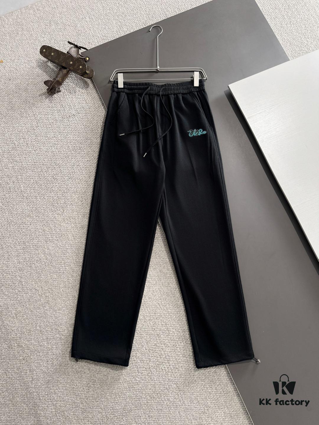 Dior 2025 Spring/Summer New Arrival Elastic Waist Casual Pants, Lightweight Premium Counter Custom Fabric, Highly Breathable and Comfortable, Exquisitely Designed with Brand Identity, Superior Quality, Soft and Smooth Touch, Stylish Relaxed Cut with Excellent Fit