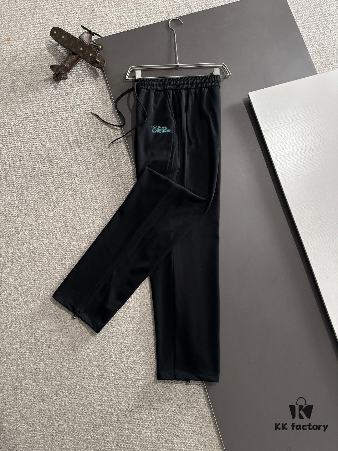 Dior 2025 Spring/Summer New Arrival Elastic Waist Casual Pants, Lightweight Premium Counter Custom Fabric, Highly Breathable and Comfortable, Exquisitely Designed with Brand Identity, Superior Quality, Soft and Smooth Touch, Stylish Relaxed Cut with Excellent Fit