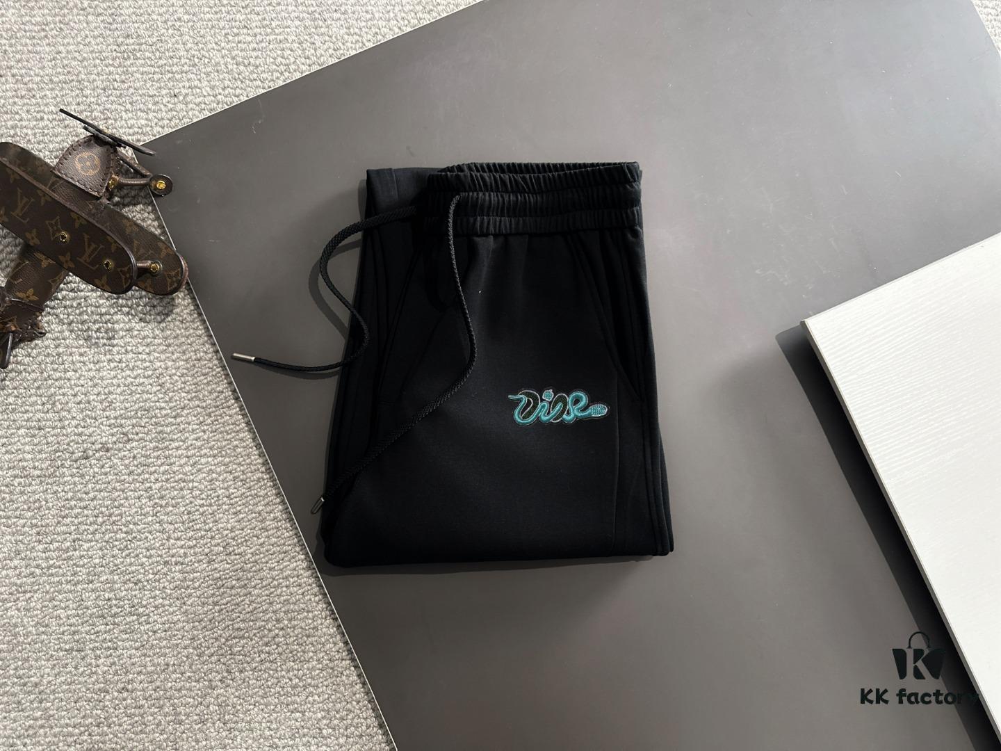 Dior 2025 Spring/Summer New Arrival Elastic Waist Casual Pants, Lightweight Premium Counter Custom Fabric, Highly Breathable and Comfortable, Exquisitely Designed with Brand Identity, Superior Quality, Soft and Smooth Touch, Stylish Relaxed Cut with Excellent Fit