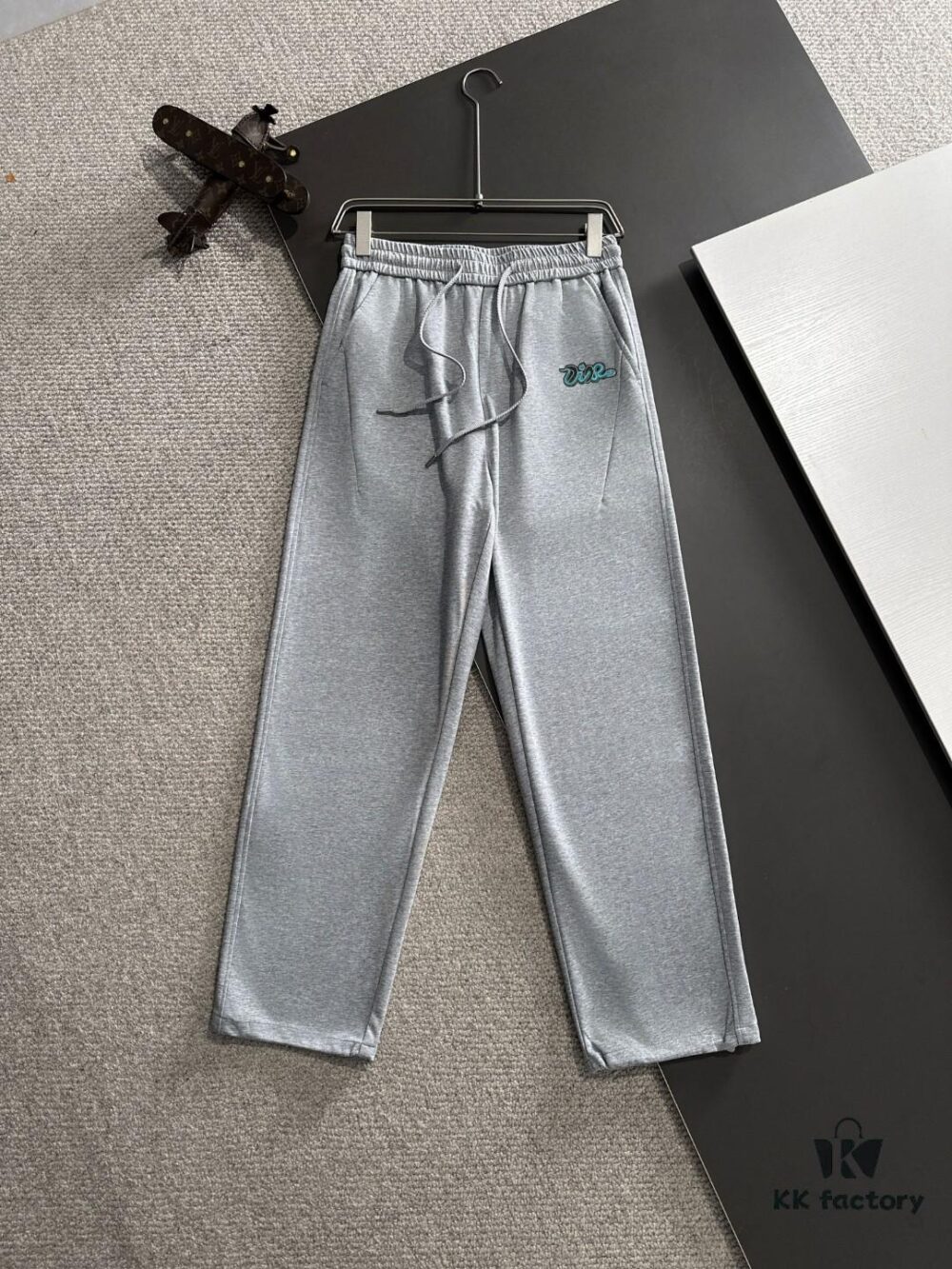 Dior 2025 Spring/Summer New Arrival Elastic Waist Casual Pants, Lightweight Custom Counter Fabric, Highly Breathable and Comfortable, Exquisitely Designed with Brand Elements Reflecting High Quality, Soft and Smooth Touch, Stylish Relaxed Cut with Excellent Fit