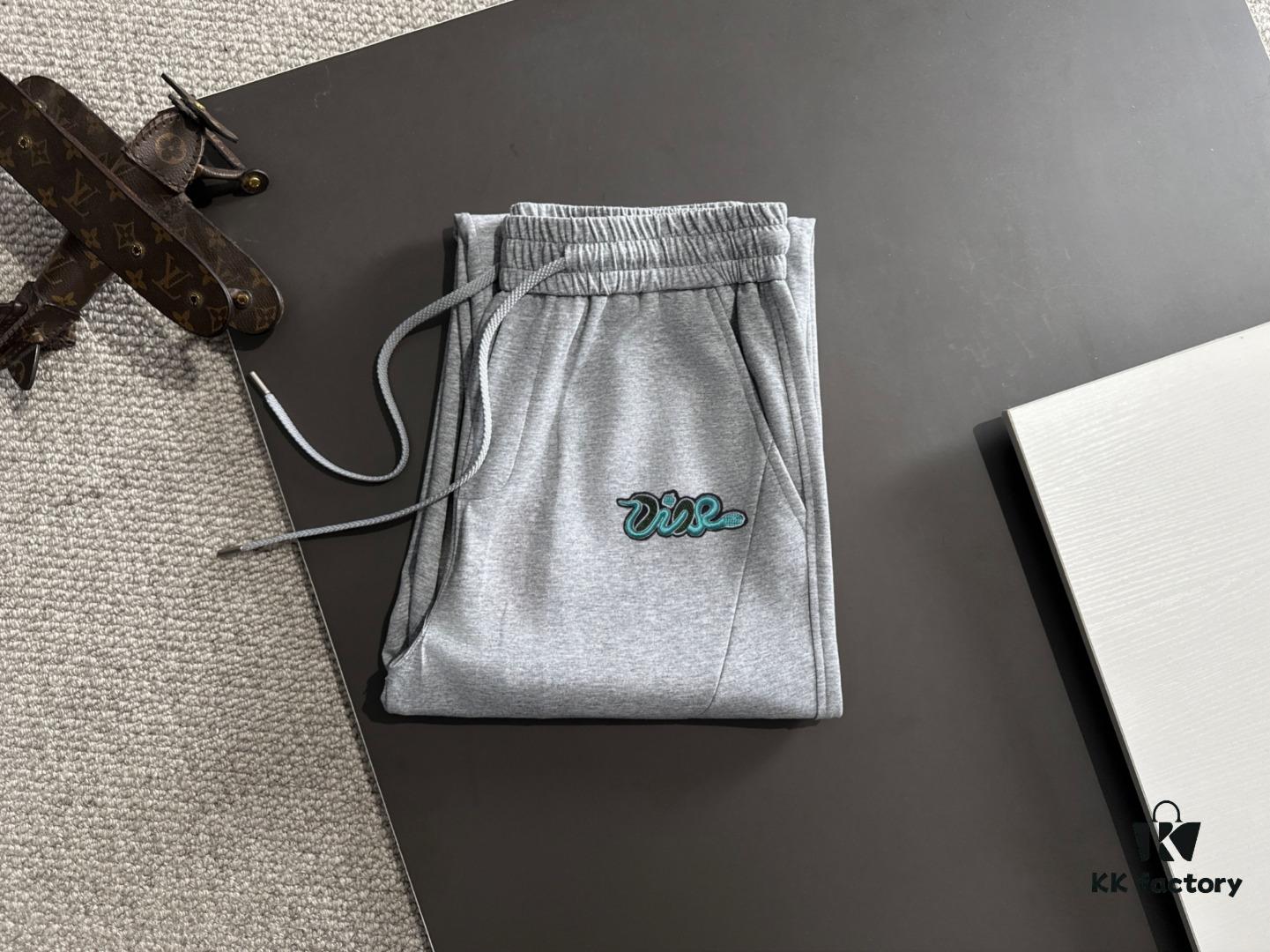 Dior 2025 Spring/Summer New Arrival Elastic Waist Casual Pants, Lightweight Custom Counter Fabric, Highly Breathable and Comfortable, Exquisitely Designed with Brand Elements Reflecting High Quality, Soft and Smooth Touch, Stylish Relaxed Cut with Excellent Fit