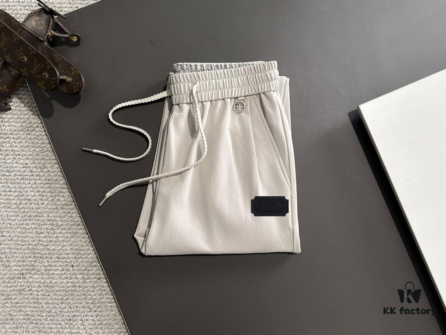 DIOR 2025 Spring/Summer New Arrival Elastic Waist Casual Pants, Lightweight Custom Counter Fabric, Highly Breathable and Comfortable, Exquisite Details, Brand-Inspired Design Concept, Premium Quality, Soft and Smooth Texture, Excellent Fit with Relaxed Tailoring