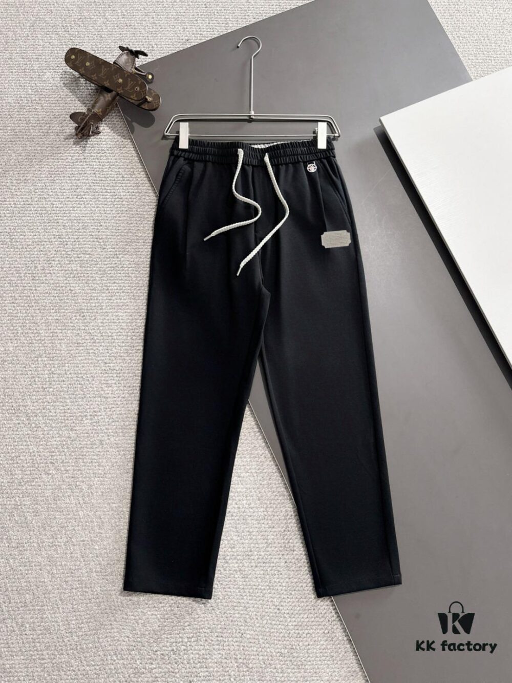 DIOR 2025 Spring/Summer New Arrival Elastic Waist Casual Pants, Lightweight Custom Counter Fabric, Highly Breathable and Comfortable, Exquisitely Designed with Brand Elements for Premium Quality, Soft and Smooth Touch, Stylish Relaxed Cut with Excellent Fit
