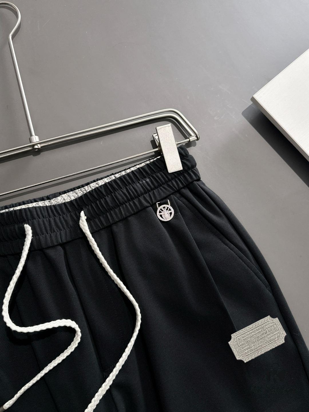 DIOR 2025 Spring/Summer New Arrival Elastic Waist Casual Pants, Lightweight Custom Counter Fabric, Highly Breathable and Comfortable, Exquisitely Designed with Brand Elements for Premium Quality, Soft and Smooth Touch, Stylish Relaxed Cut with Excellent Fit