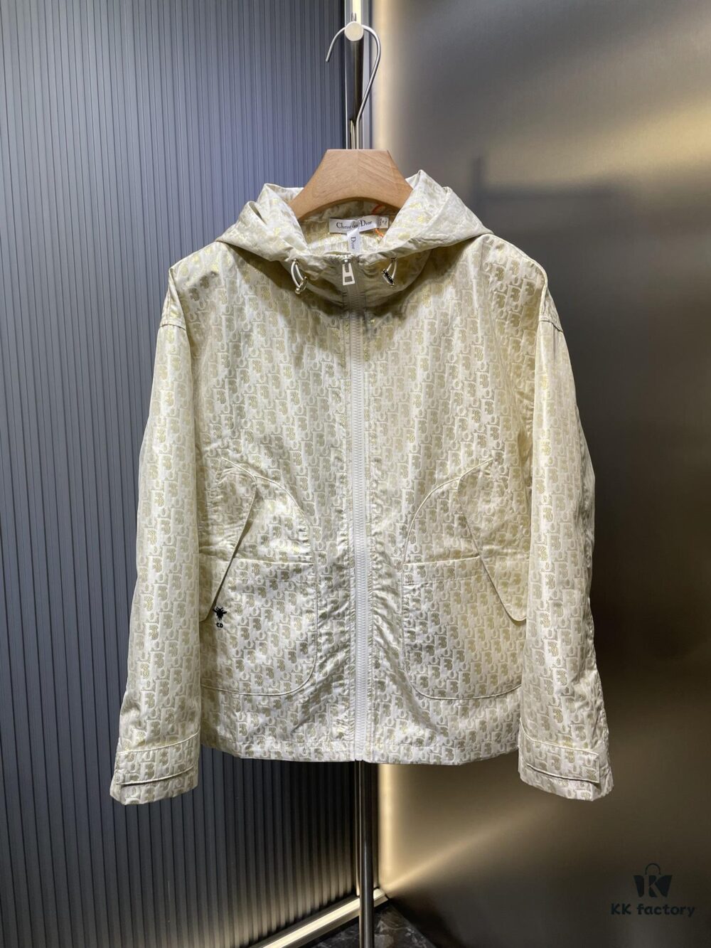 Dio* 25SS Early Spring New Arrival Vintage Monogram Hooded Jacket   Original Development! High-End Production! This hooded jacket features golden Oblique jacquard, revisiting the iconic pattern launched by D*or in 1967. Custom gold taffeta technical jacquard fabric by YB. Embellished with a bee embroidery on the right pocket, adding exquisite detail. Extremely intricate craftsmanship; most importantly, it requires pattern-matching design, making production costs double that of regular jackets. Exceptional texture and quality.