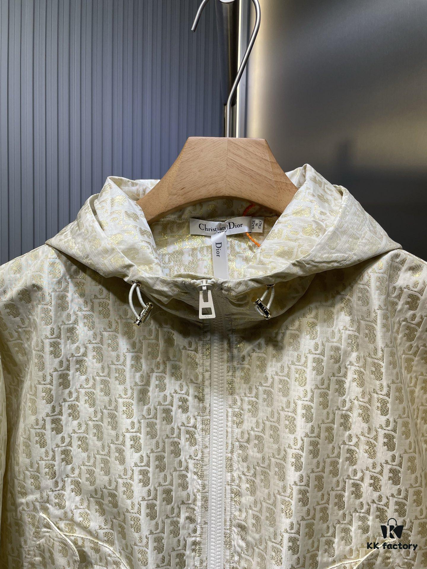 Dio* 25SS Early Spring New Arrival Vintage Monogram Hooded Jacket   Original Development! High-End Production! This hooded jacket features golden Oblique jacquard, revisiting the iconic pattern launched by D*or in 1967. Custom gold taffeta technical jacquard fabric by YB. Embellished with a bee embroidery on the right pocket, adding exquisite detail. Extremely intricate craftsmanship; most importantly, it requires pattern-matching design, making production costs double that of regular jackets. Exceptional texture and quality.