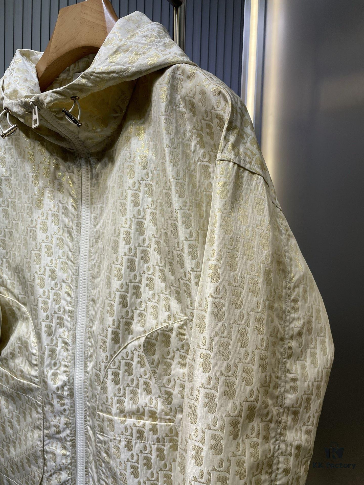 Dio* 25SS Early Spring New Arrival Vintage Monogram Hooded Jacket   Original Development! High-End Production! This hooded jacket features golden Oblique jacquard, revisiting the iconic pattern launched by D*or in 1967. Custom gold taffeta technical jacquard fabric by YB. Embellished with a bee embroidery on the right pocket, adding exquisite detail. Extremely intricate craftsmanship; most importantly, it requires pattern-matching design, making production costs double that of regular jackets. Exceptional texture and quality.