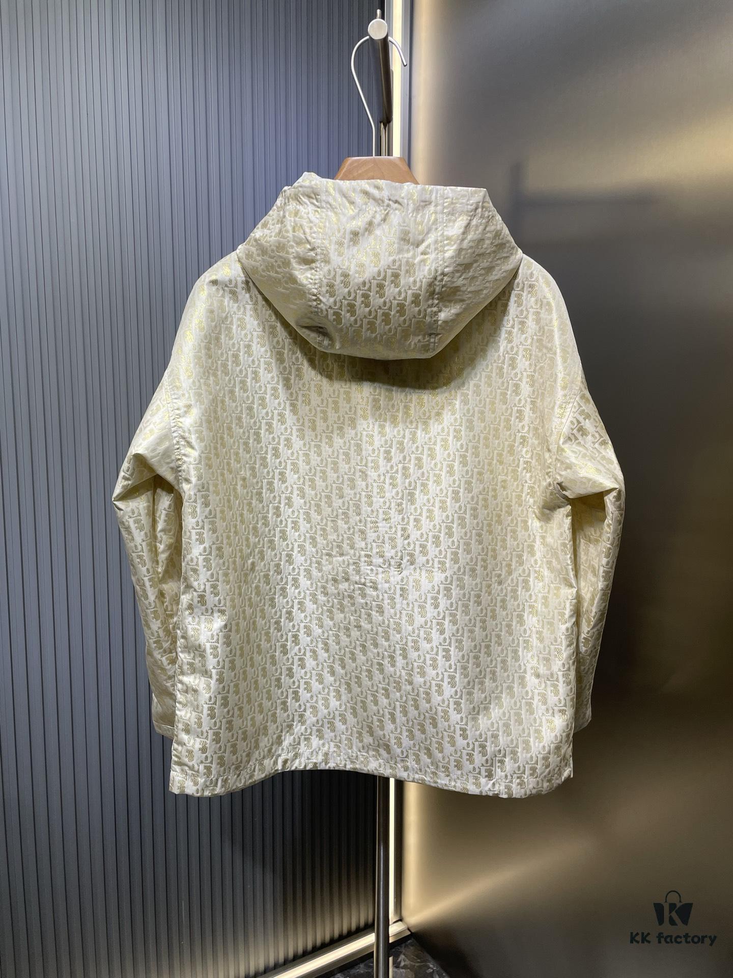 Dio* 25SS Early Spring New Arrival Vintage Monogram Hooded Jacket   Original Development! High-End Production! This hooded jacket features golden Oblique jacquard, revisiting the iconic pattern launched by D*or in 1967. Custom gold taffeta technical jacquard fabric by YB. Embellished with a bee embroidery on the right pocket, adding exquisite detail. Extremely intricate craftsmanship; most importantly, it requires pattern-matching design, making production costs double that of regular jackets. Exceptional texture and quality.