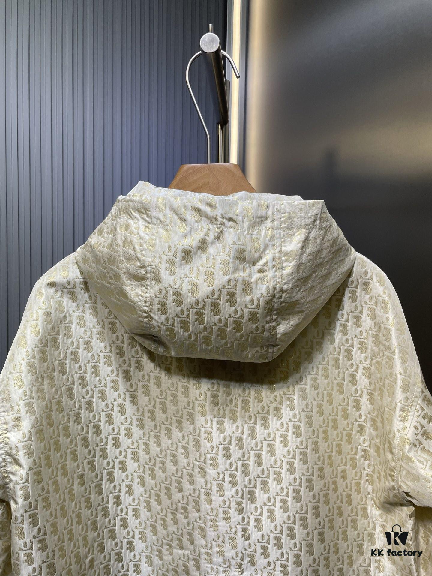 Dio* 25SS Early Spring New Arrival Vintage Monogram Hooded Jacket   Original Development! High-End Production! This hooded jacket features golden Oblique jacquard, revisiting the iconic pattern launched by D*or in 1967. Custom gold taffeta technical jacquard fabric by YB. Embellished with a bee embroidery on the right pocket, adding exquisite detail. Extremely intricate craftsmanship; most importantly, it requires pattern-matching design, making production costs double that of regular jackets. Exceptional texture and quality.