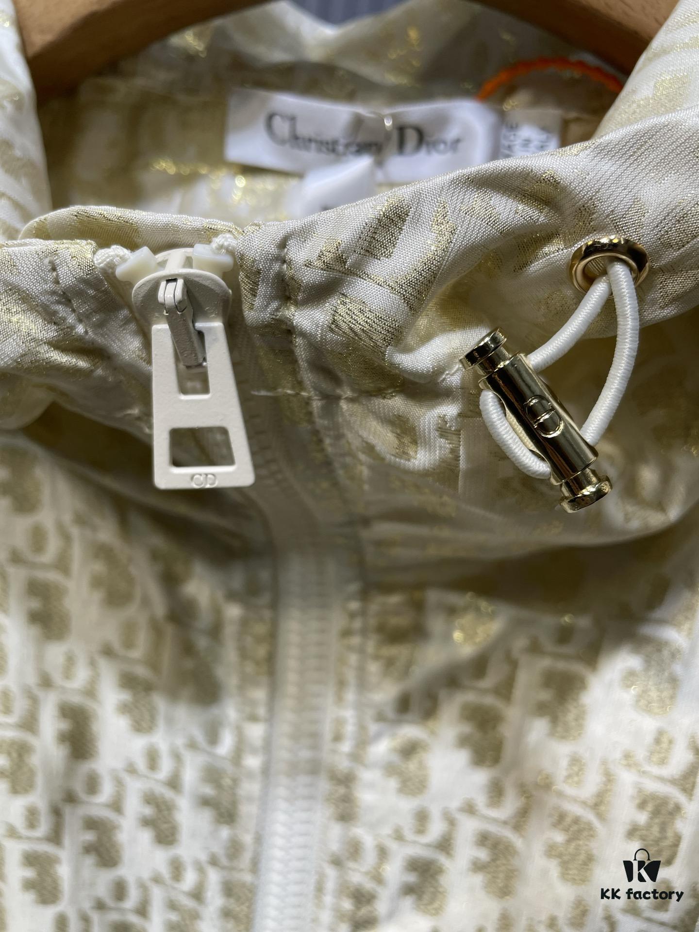 Dio* 25SS Early Spring New Arrival Vintage Monogram Hooded Jacket   Original Development! High-End Production! This hooded jacket features golden Oblique jacquard, revisiting the iconic pattern launched by D*or in 1967. Custom gold taffeta technical jacquard fabric by YB. Embellished with a bee embroidery on the right pocket, adding exquisite detail. Extremely intricate craftsmanship; most importantly, it requires pattern-matching design, making production costs double that of regular jackets. Exceptional texture and quality.